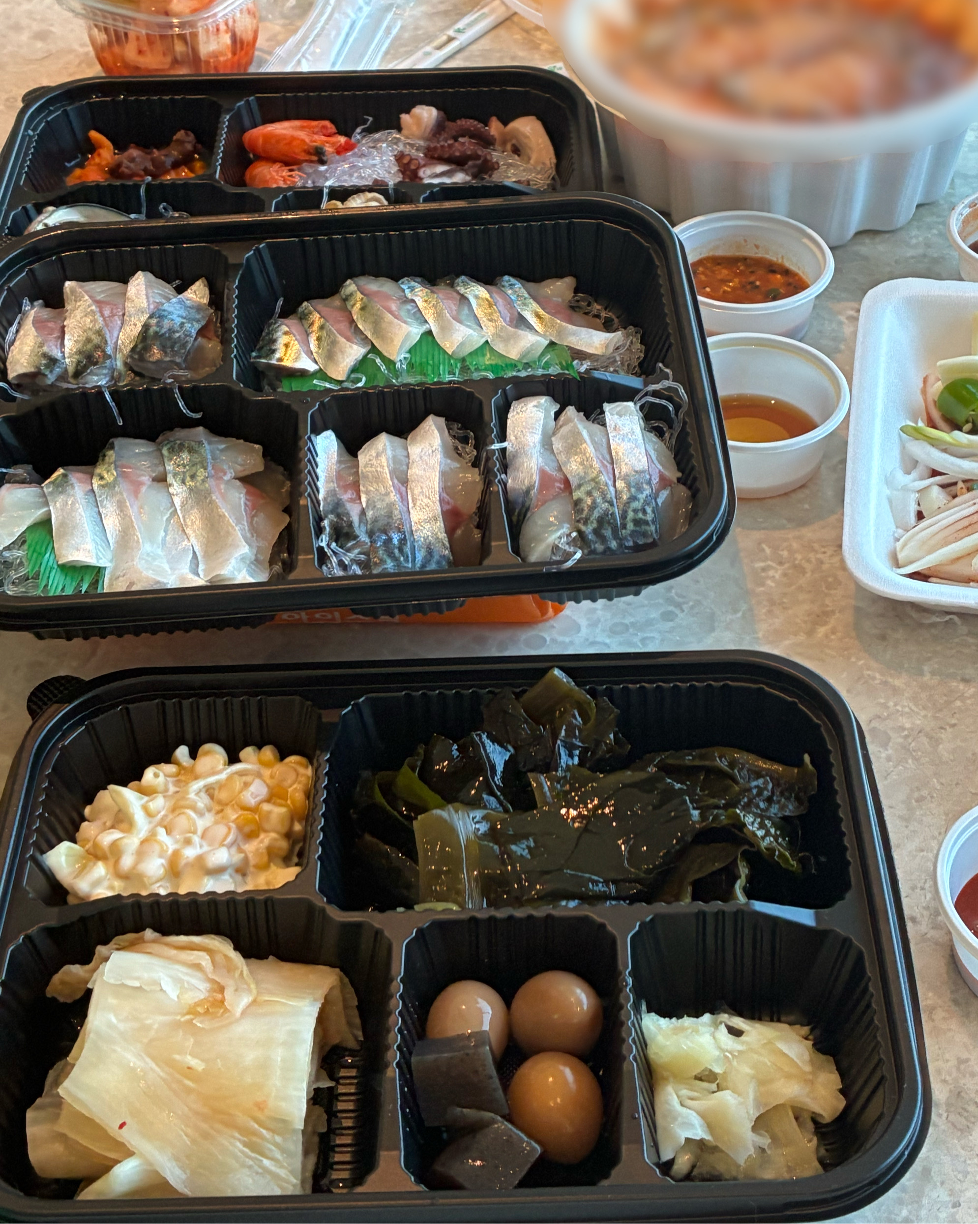 와 고등어회 처음 먹어보는데 정말 맛있게 먹었어요!!신선하고 잔뼈 없고, 포장도 정갈해서 