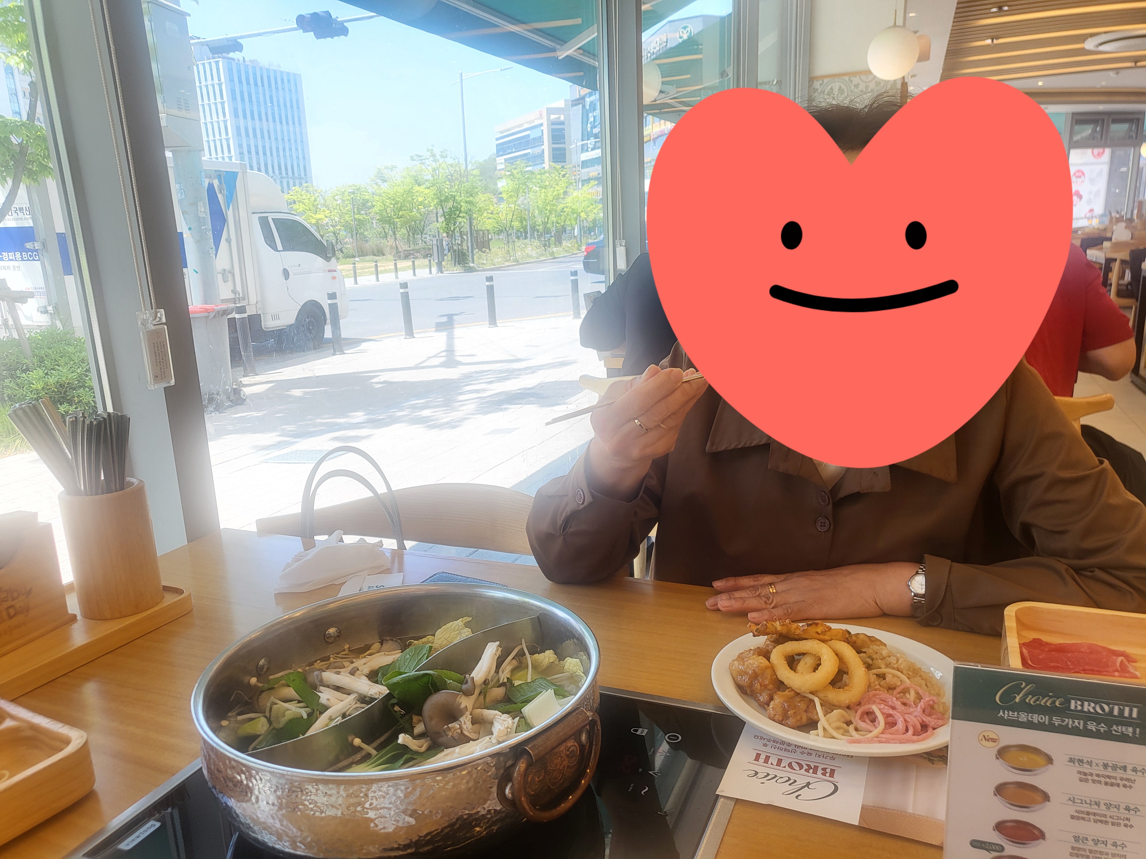 맛있고 창가자리로 예약잡아주셔서 기분좋은 식사였어요 ♡ 남자 학생?알바생 진~짜 친절한 분