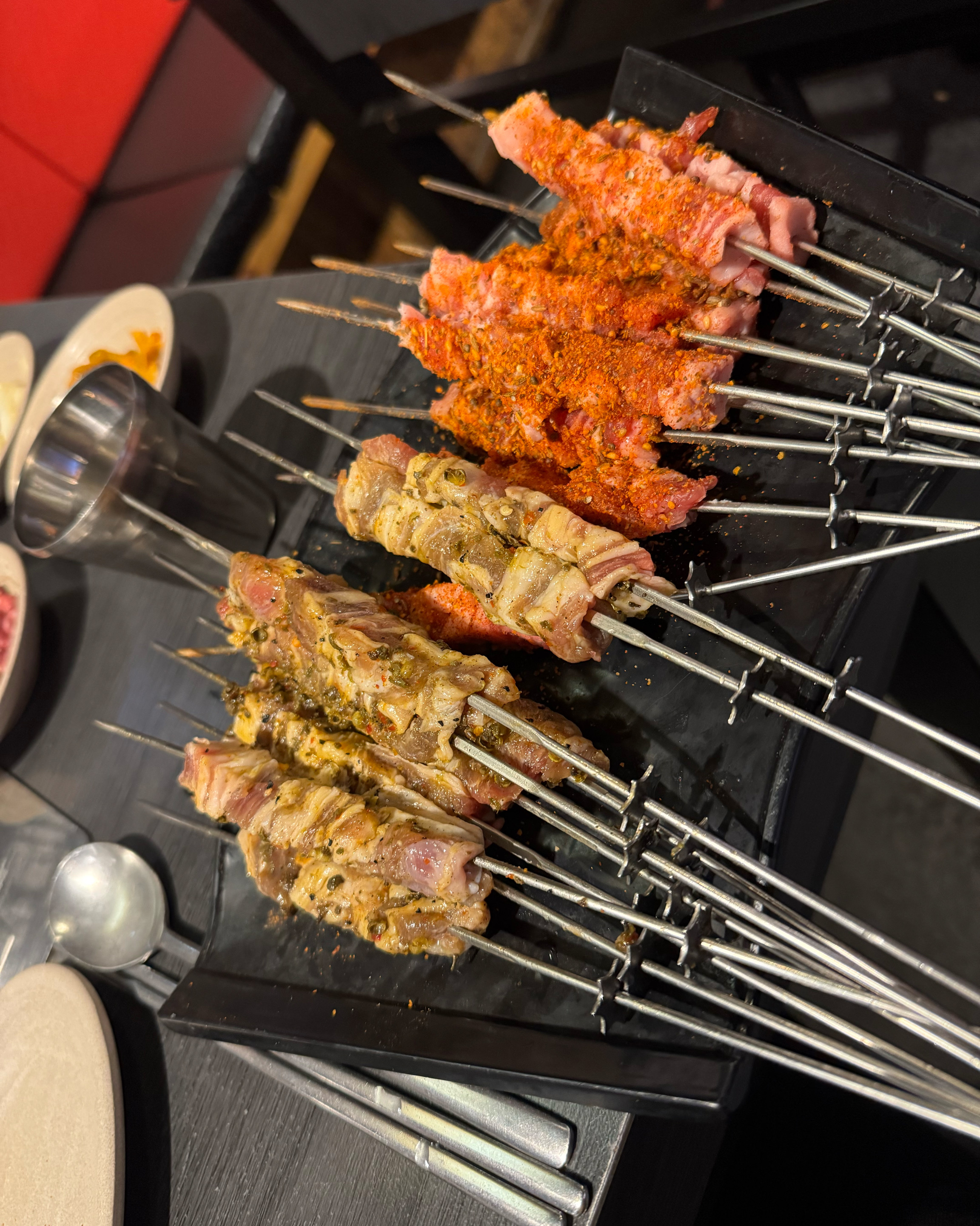 밤 늦게 갔는데도 사장님도 친절하시고 양도 많고 양꼬치도 다 너무 맛있었습니다~!~! 늦게