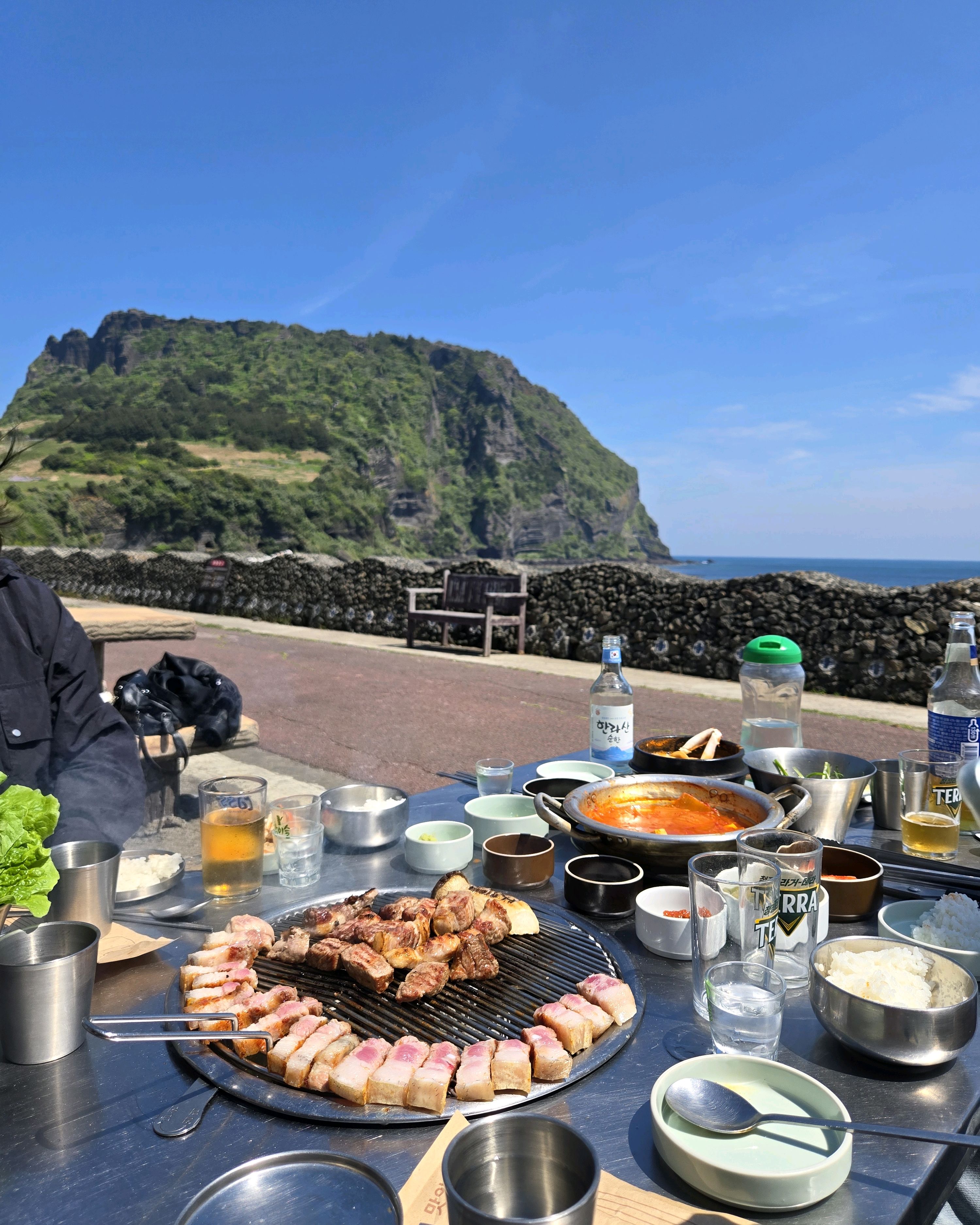 여긴 성산일출봉 뷰가 다 햇다고 해도 장난아닙니다🤭 야외뷰 말해모해😍 - 제주 맛집 전망좋은횟집&흑돼지 성산본점