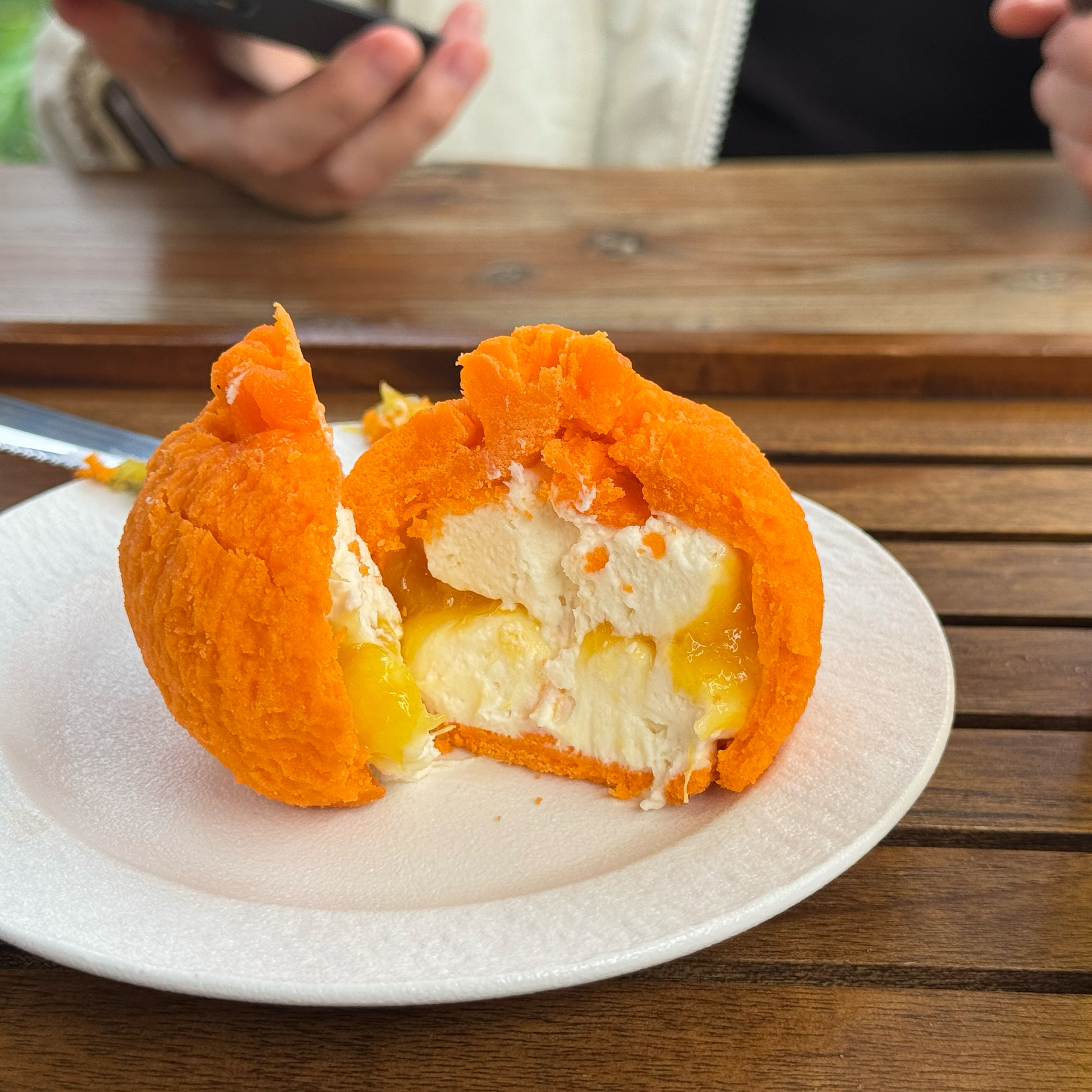 우연히 해변들렸다가 우연히 발견한 에귤타르트🍊 테라스석 너무 이쁘게 꾸며놔서 생각 없이 들