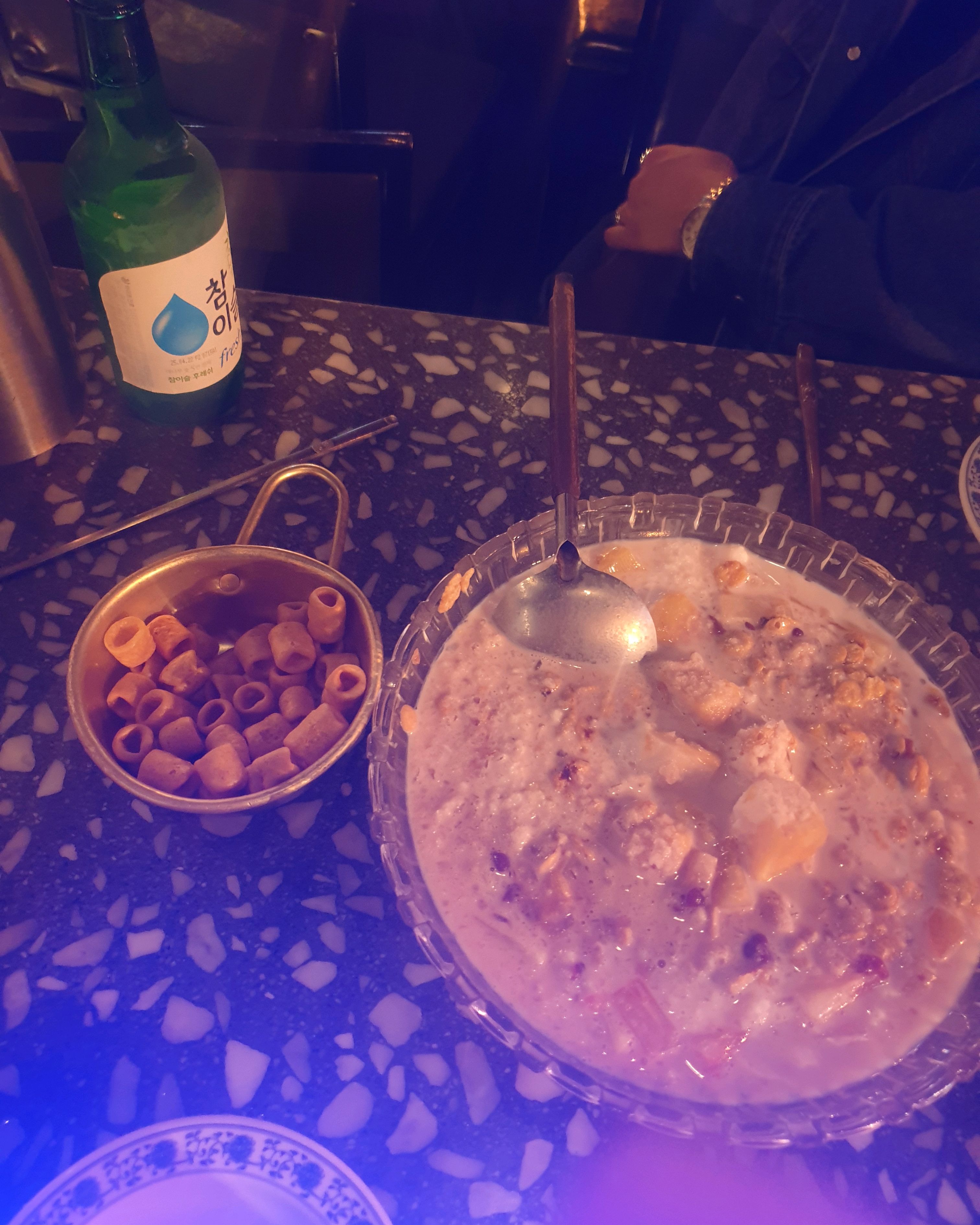 직원분들 친절하시고 안주가맛있습니다 다같이 친구분들이랑 친목하러 데이트하러 오시면 좋을거같