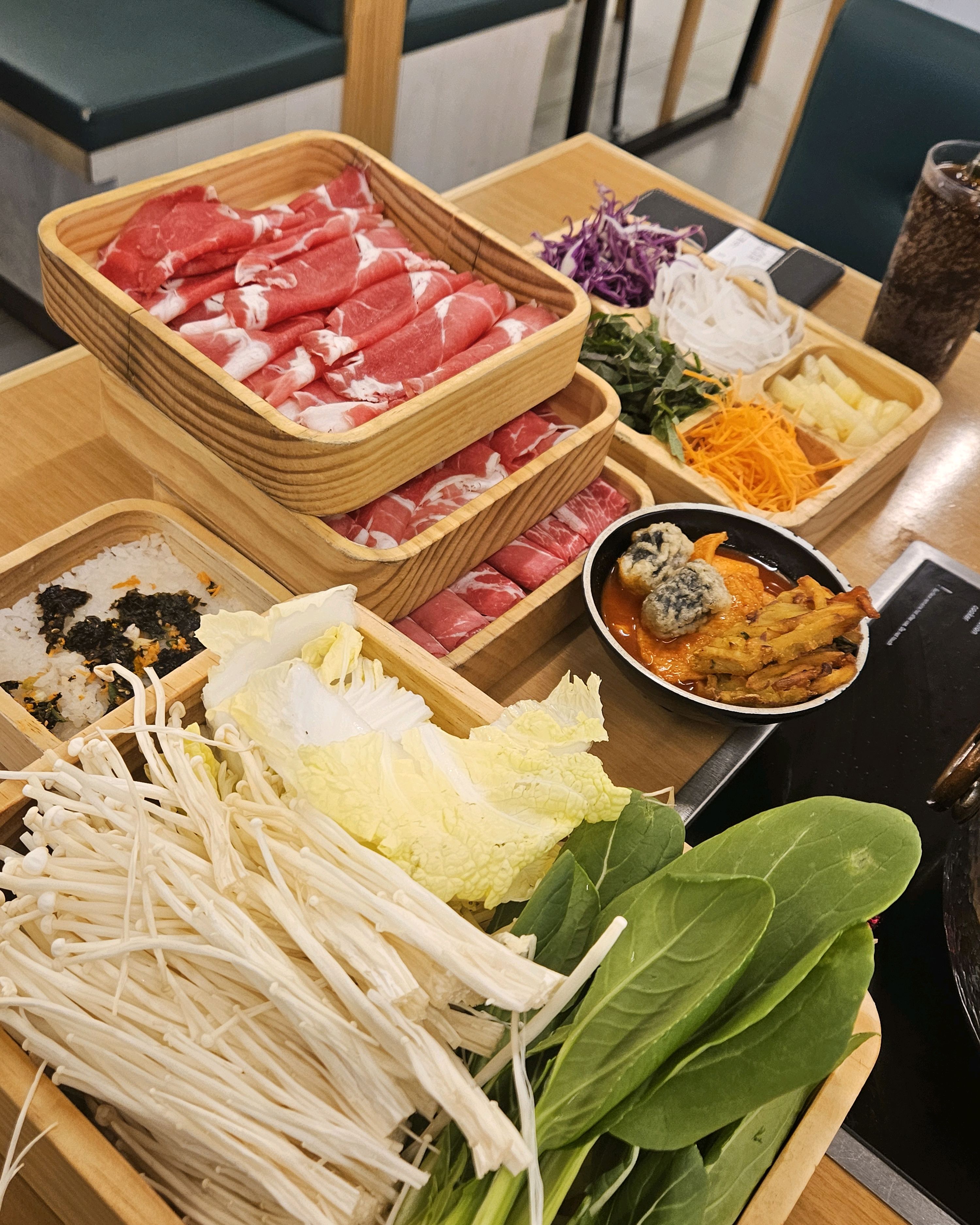 야채를 좋아해서 평소에도 샤브샤브 즐겨먹는데 샤브올데이는 야채종류가 많아서 너무 좋아요!