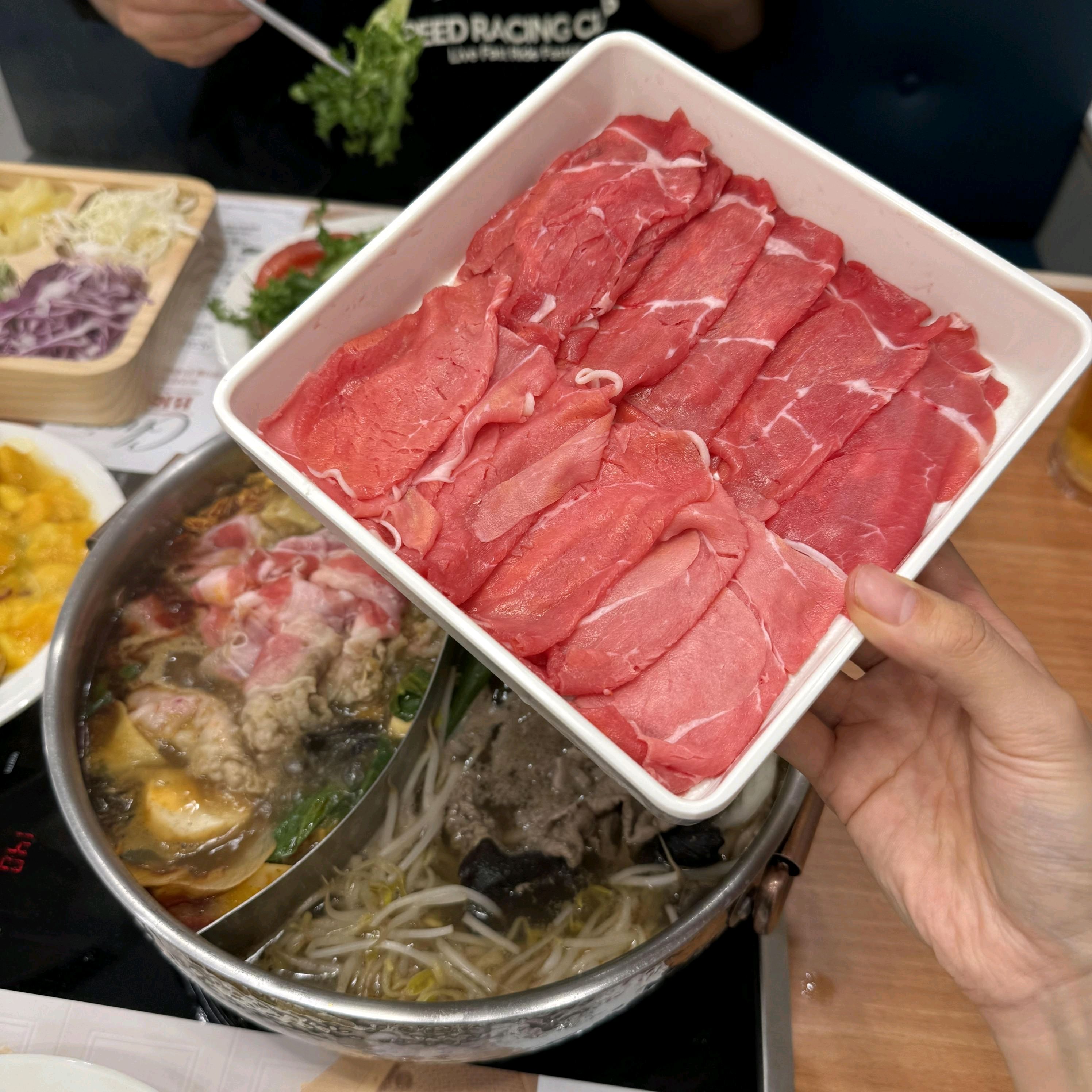 샤브샤브도 맛있고 가족들과 함께 식사하기 참 좋은 곳이네요 깔끔한 인테리어에 편안한 테이블