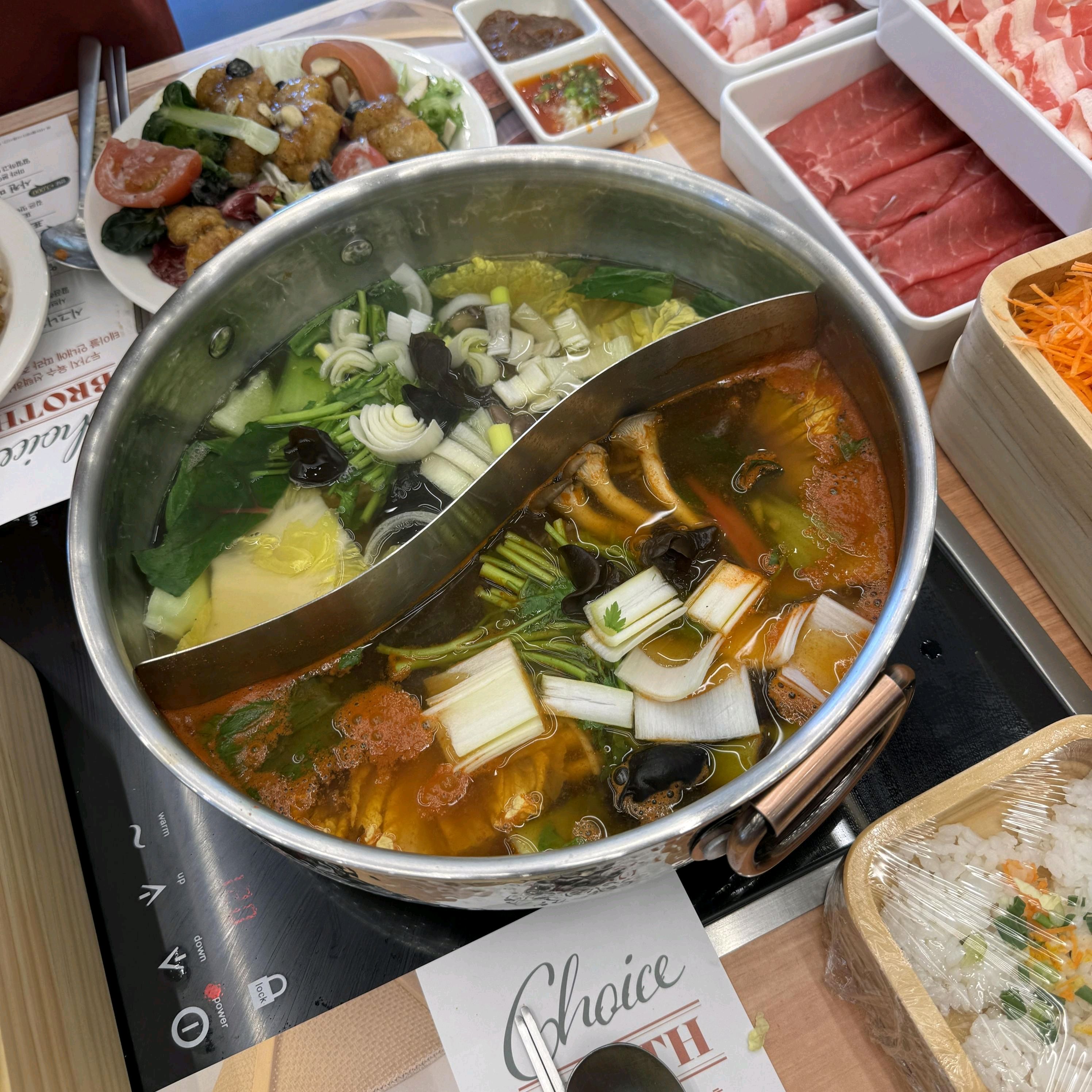 소고기 샤브는 역시 여기가 제일 맛있어요 특히 프리미엄 설도 부위가 부드럽게 입에서 녹아서