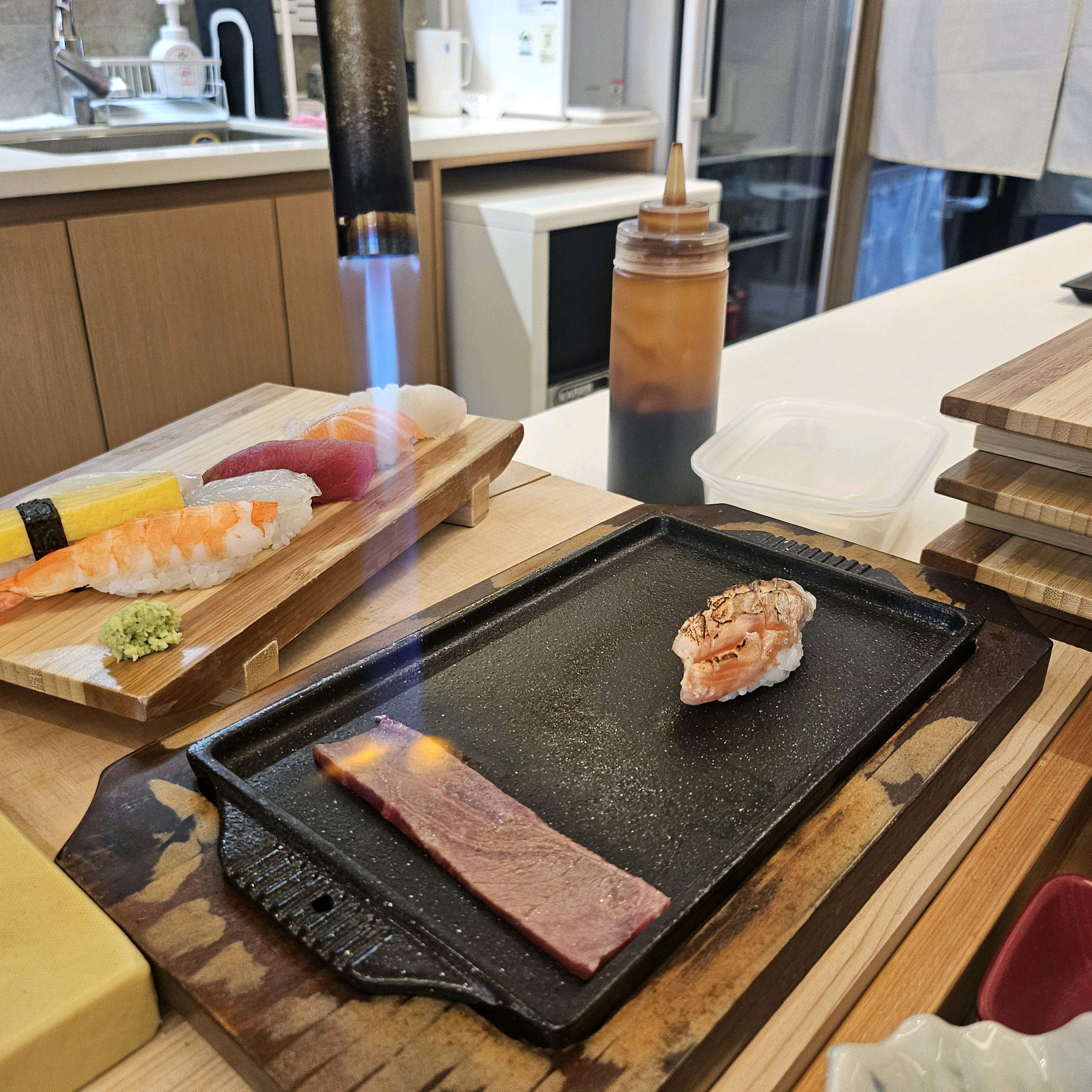 사장님도 친절하시고, 초밥 퀄리티가 좋아서 맛있게 먹었어요~! 1인 쟁반에 잘 나와서 먹기