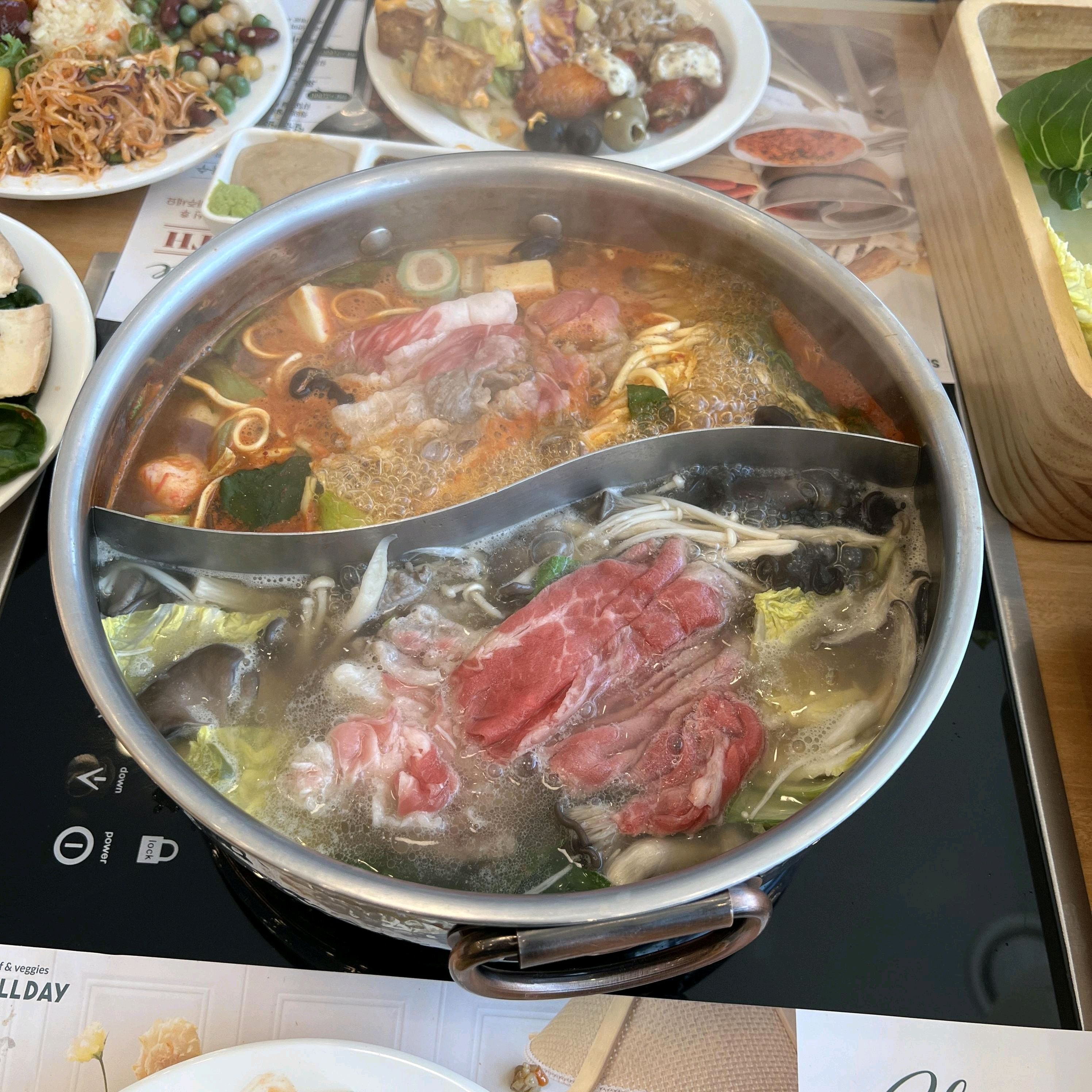맛있게 잘 먹었네요. 얇게 썰린 소고기에 신선한 야채들 올려 먹으니 국물 맛도 정말 좋아요