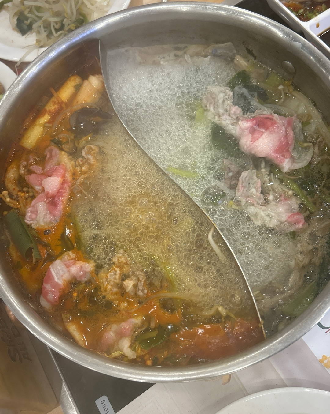 아주 맛있습니다 야채도 많고 소스 종류도 많아서 취향대로 먹을 수 있어용☺️ 새로 나왔다는