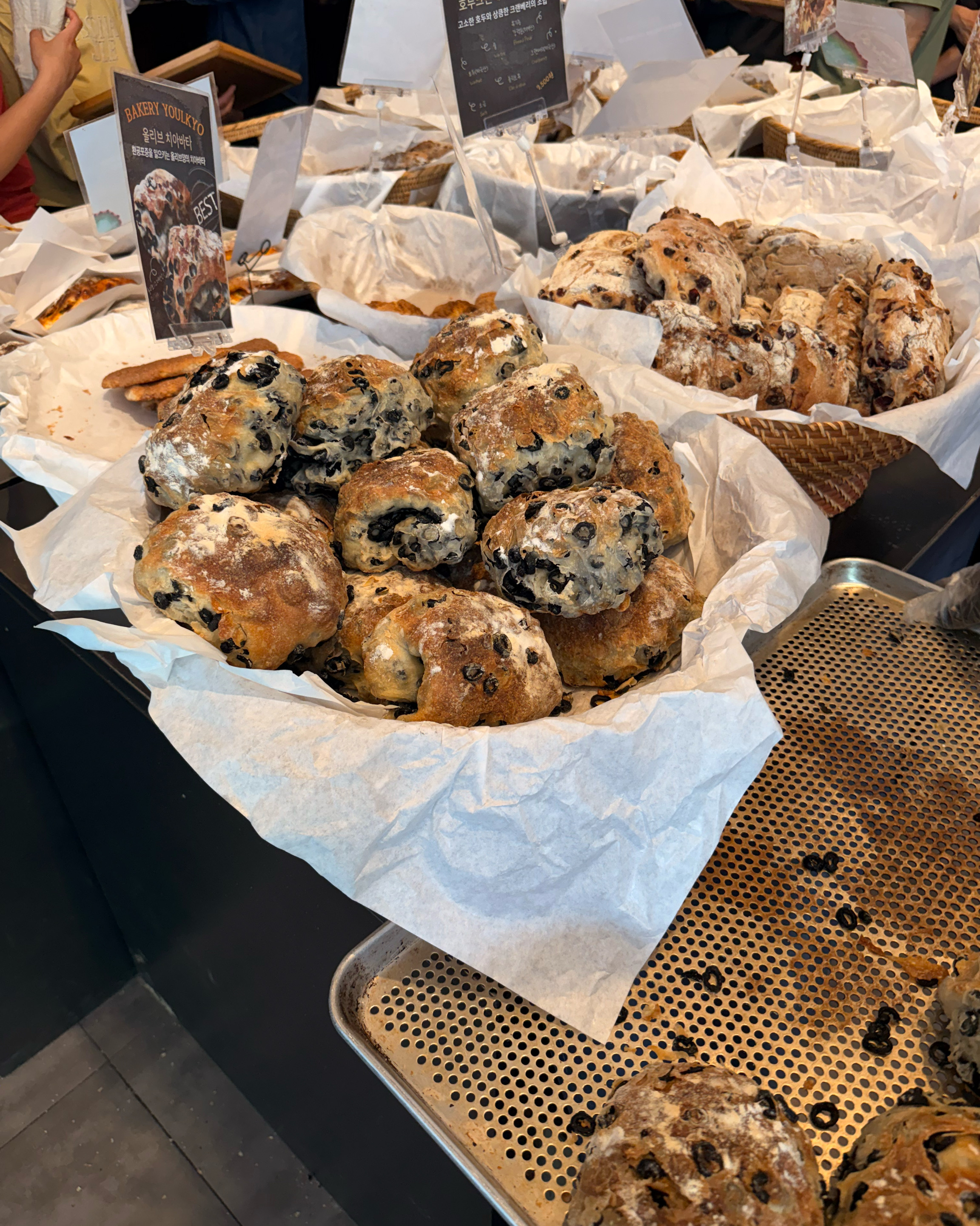 엄청난 비쥬얼의 식사빵 전문점이에요. 작고 아담한 디저트 생각하고 오시믄 안돼요! 묵—직