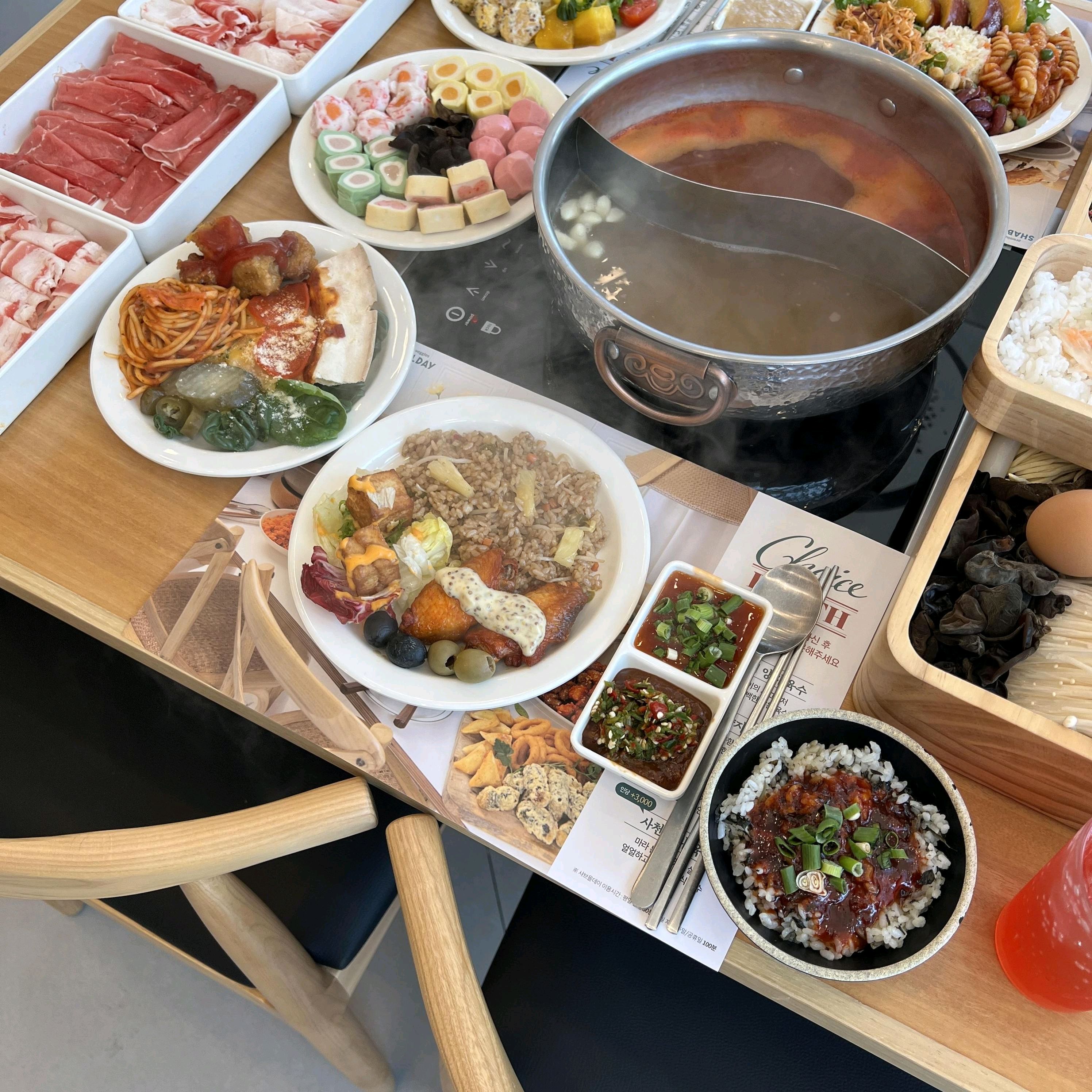 샤브샤브 맛있게 즐겼어요. 깔끔하고 신선한 채소가 정말 풍성했네요. 가족들이랑 같이 왔는데