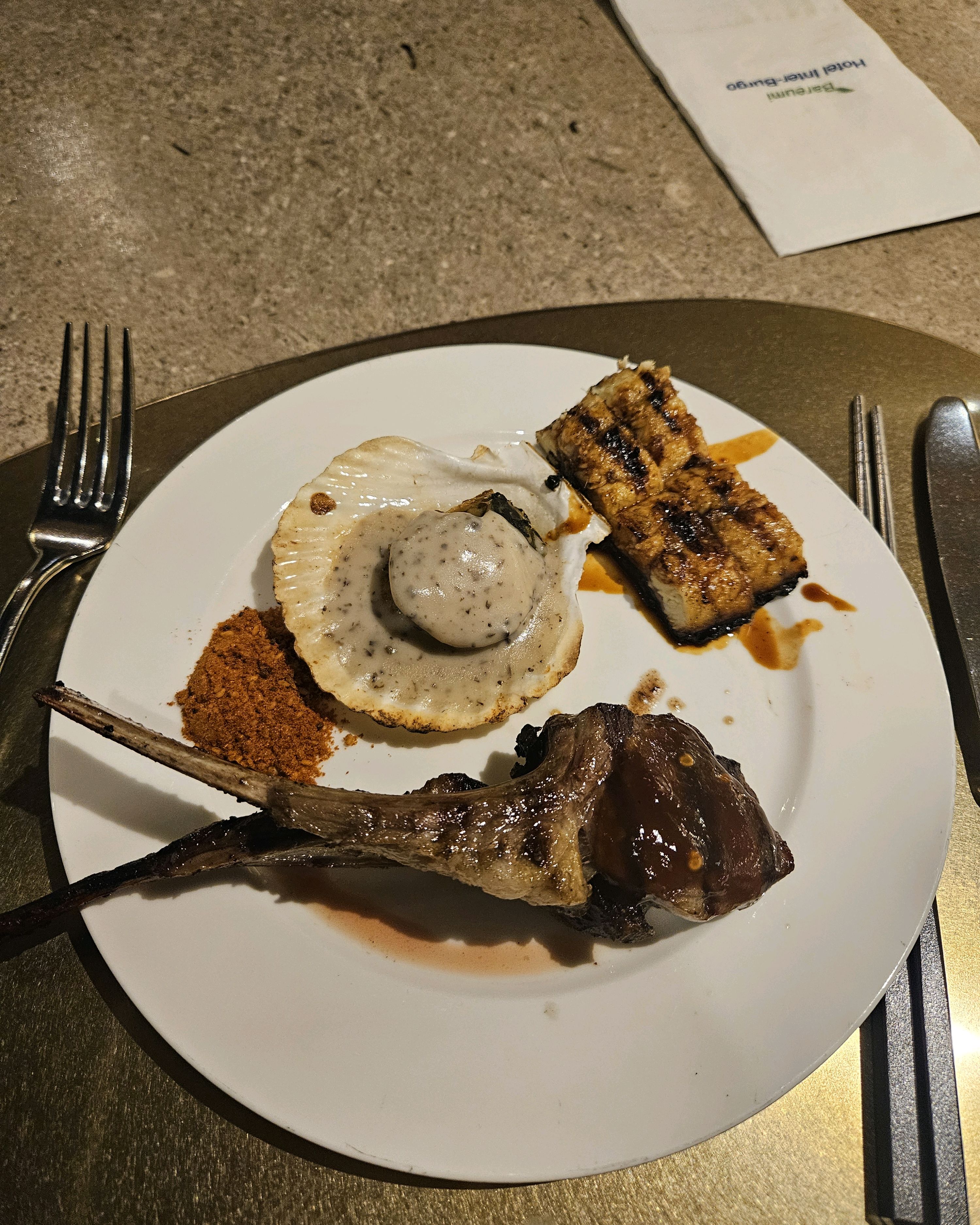 전체적으로 신선하고 맛있었는데, 몇가지 해산물은 개선이 필요해보였어요... 특히 가리비랑