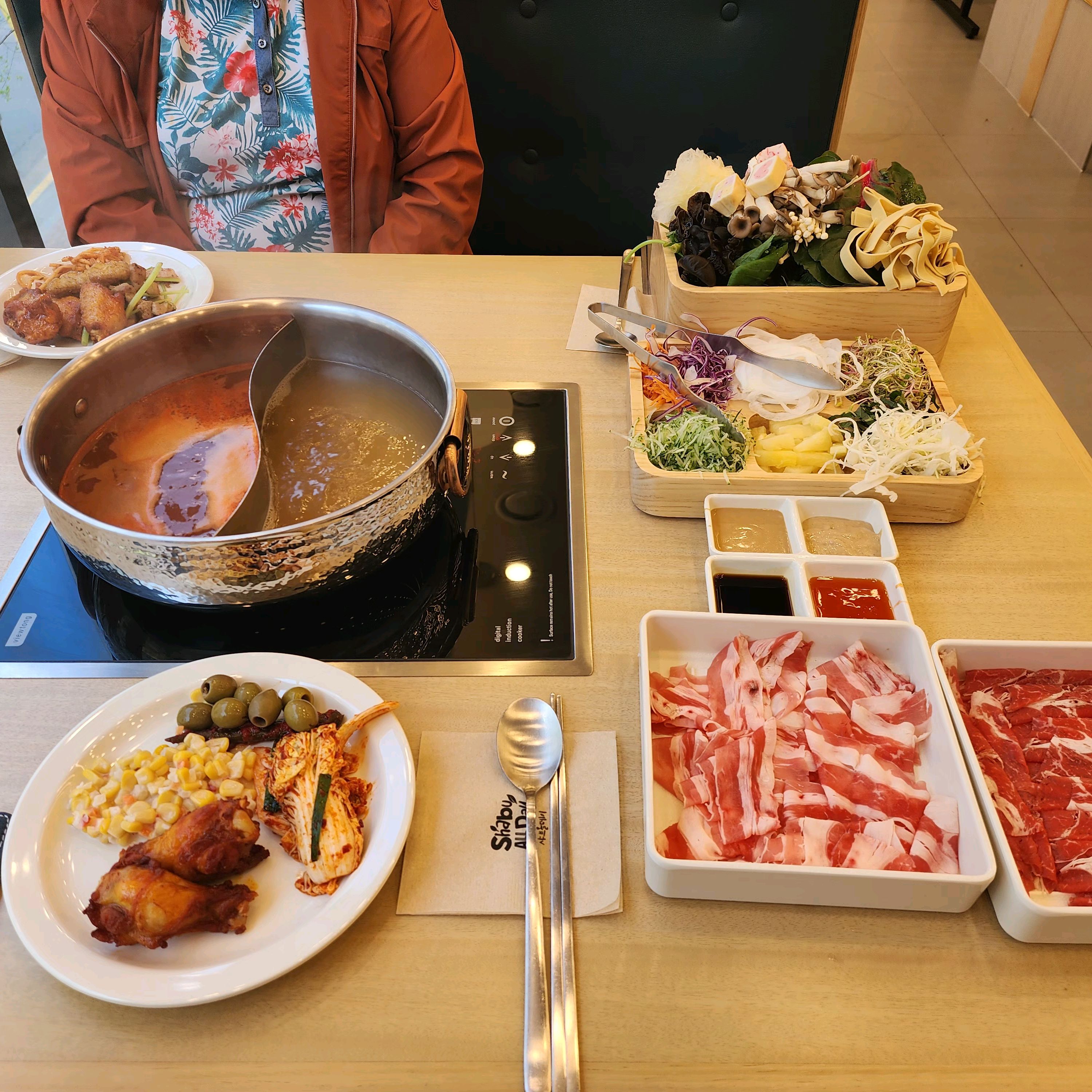 야채도 싱싱하고 고기도 마음껏 가져다 먹을 수 - 인천 청라 맛집 샤브올데이 인천청라점