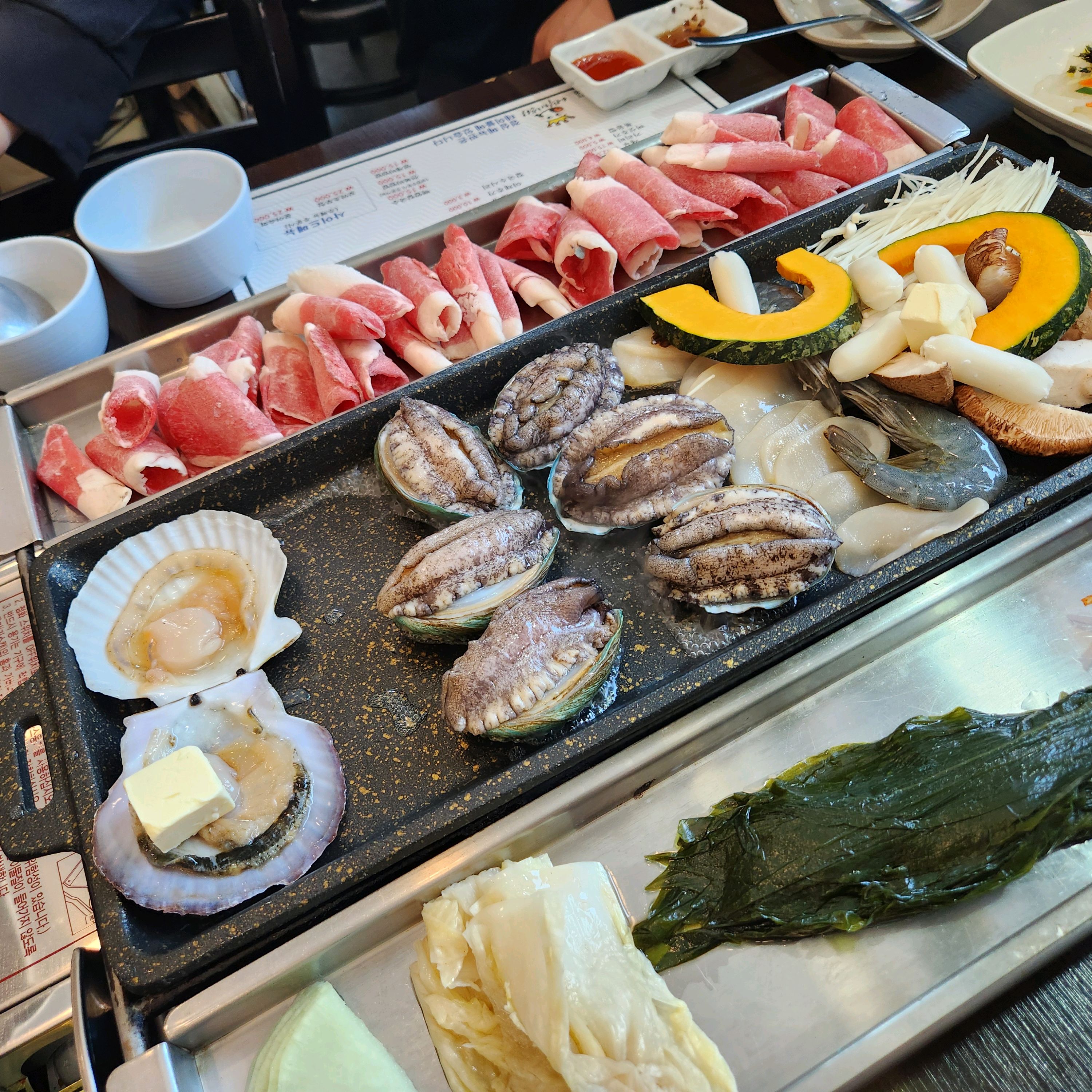 주변의 추천으로 처음 가봤는데 맛있어요!! 다양한 해물이랑 차돌박이 삼합 최고네요 ㅎㅎ - 인천 맛집 어부의밥상 청라점