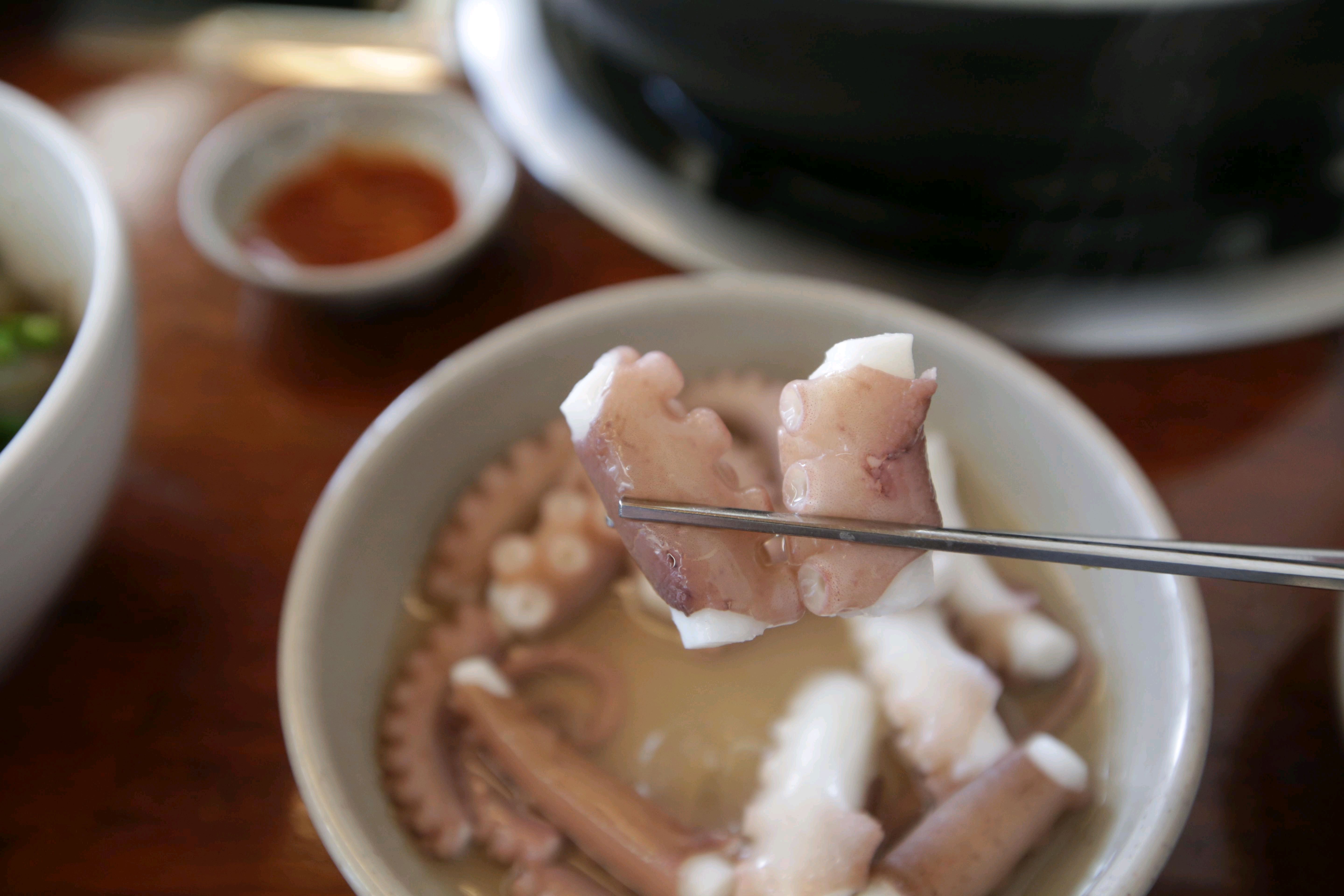 칼국수 국물이 시원하고 깔끔해서 정말 맛있게 먹었어요 따뜻한 한끼 식사로 너무 굿이네요 자