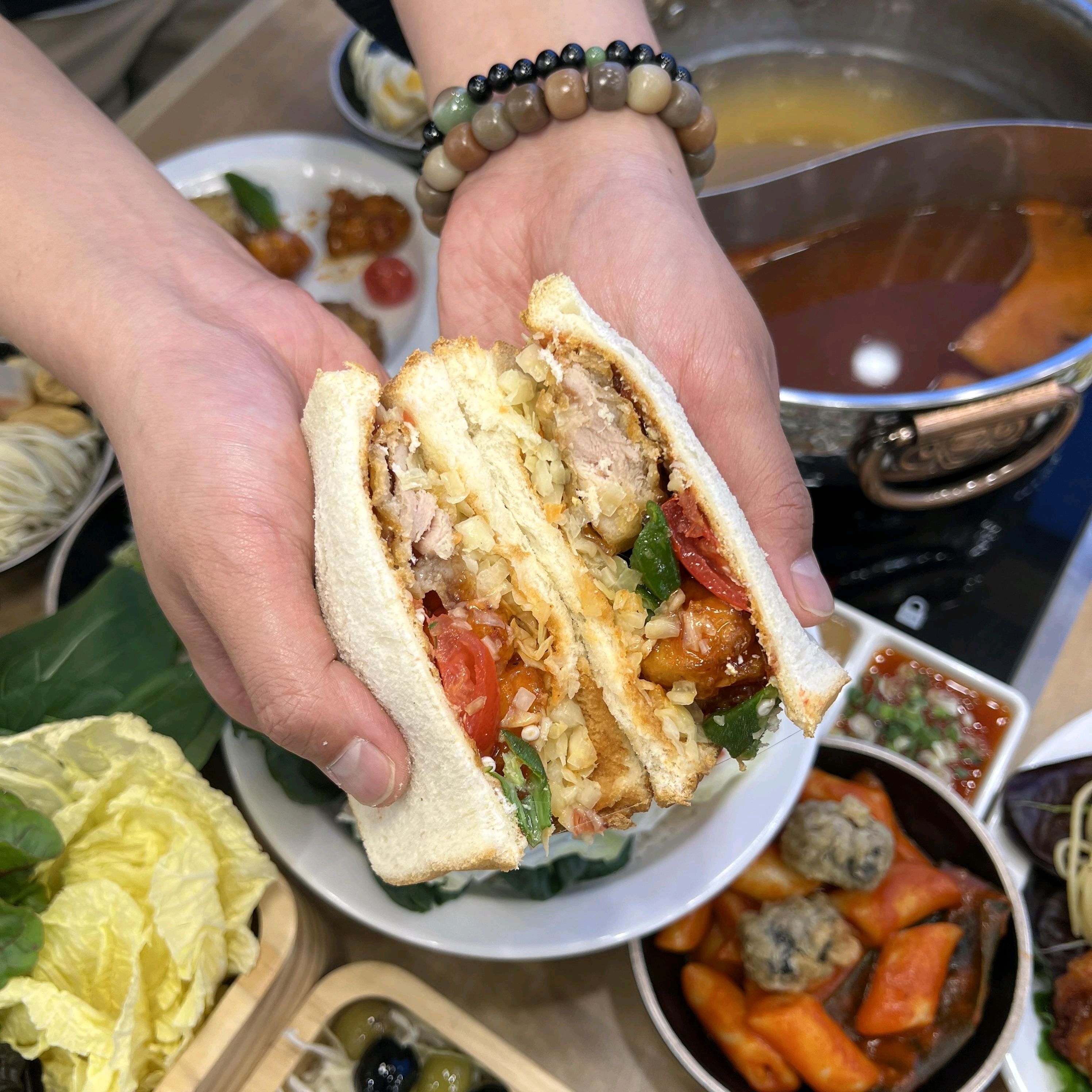 소고기 샤브샤브가 깔끔하게 맛있었고 신선한 채소들이 여러가지라 좋았어요. 남자친구랑 같이