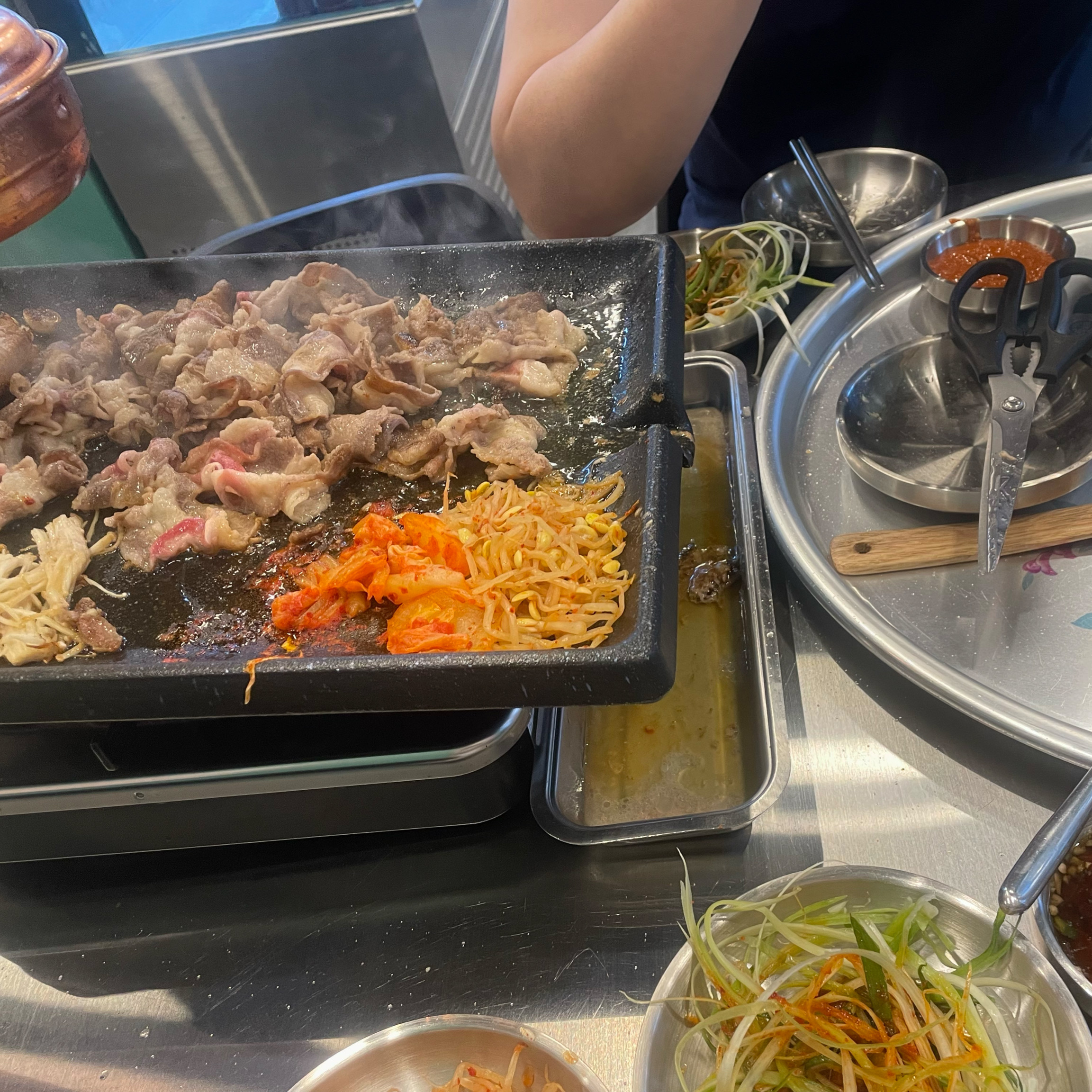 집 근처라 와봤는데, 옛날 엉생보다, 더 깔끔하고 맛있어요! 야채도 신선하고 고기도 질이