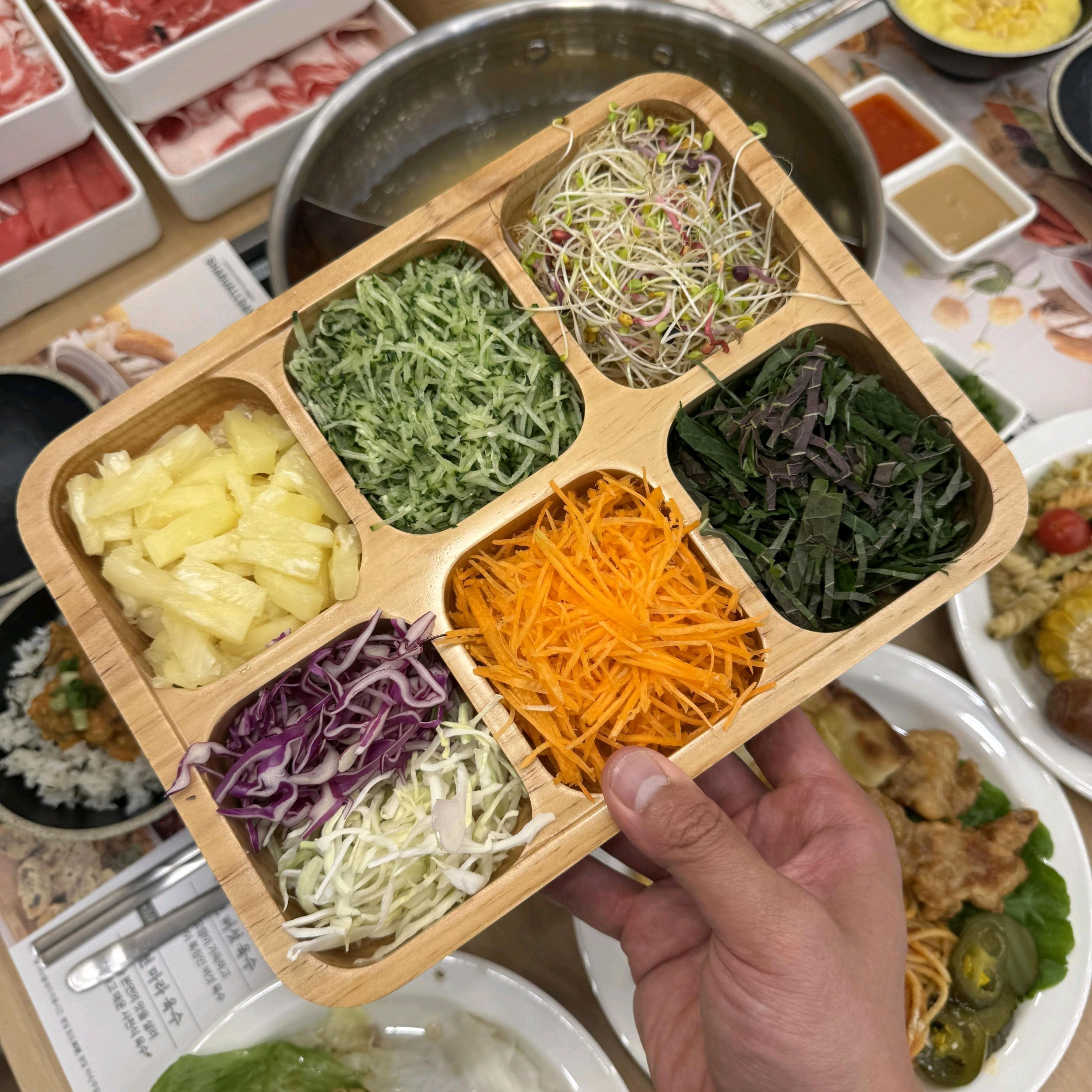 오늘 샤브샤브 무제한 먹으러 갔는데 정말 맛있게 잘 먹었어요 고기도 신선하고 야채도 아삭아
