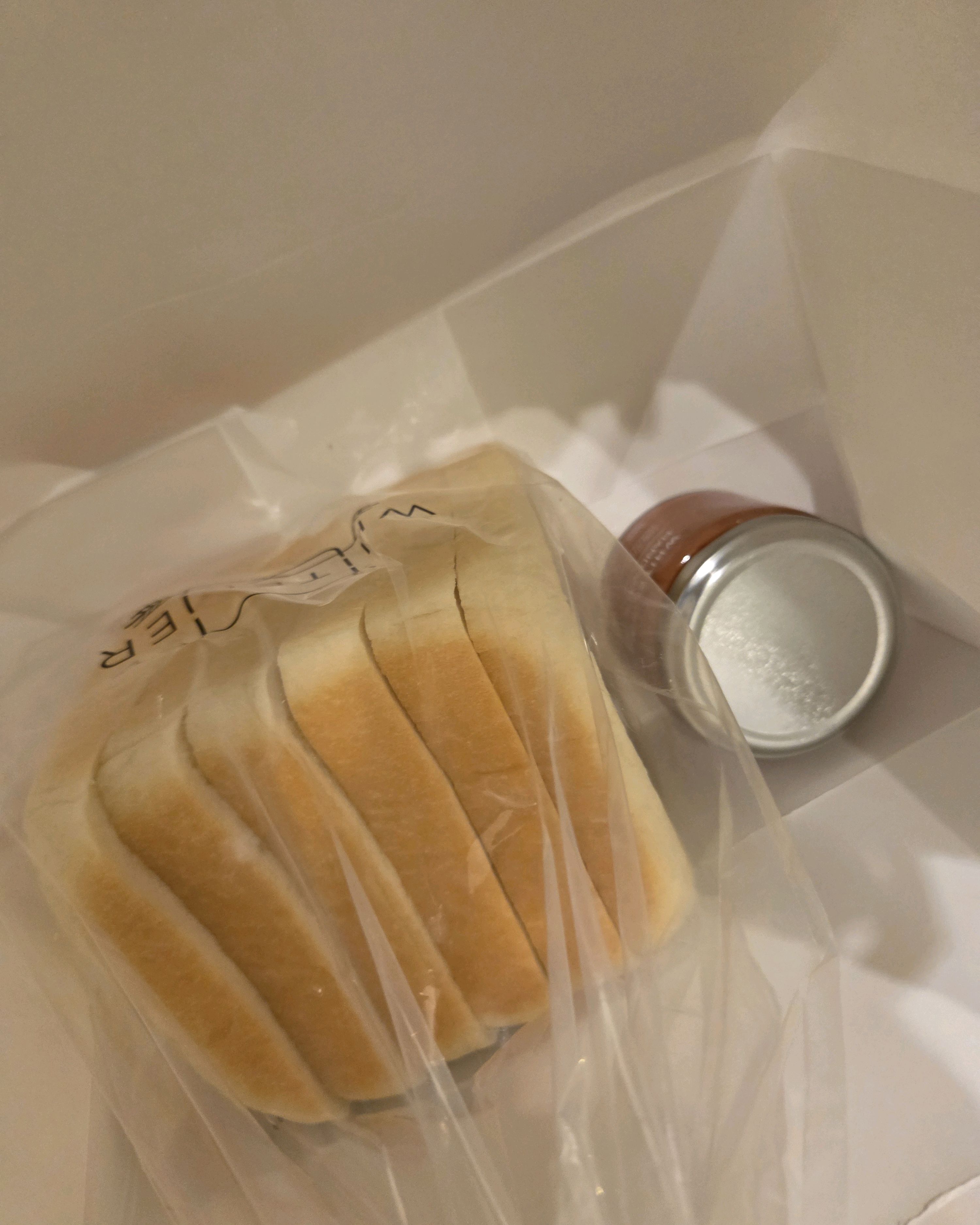 빵이 부드럽고 확실히 향이 진한 게 다른 일반 식빵하고는 다르네요. 잼도 부드럽게 발려서 