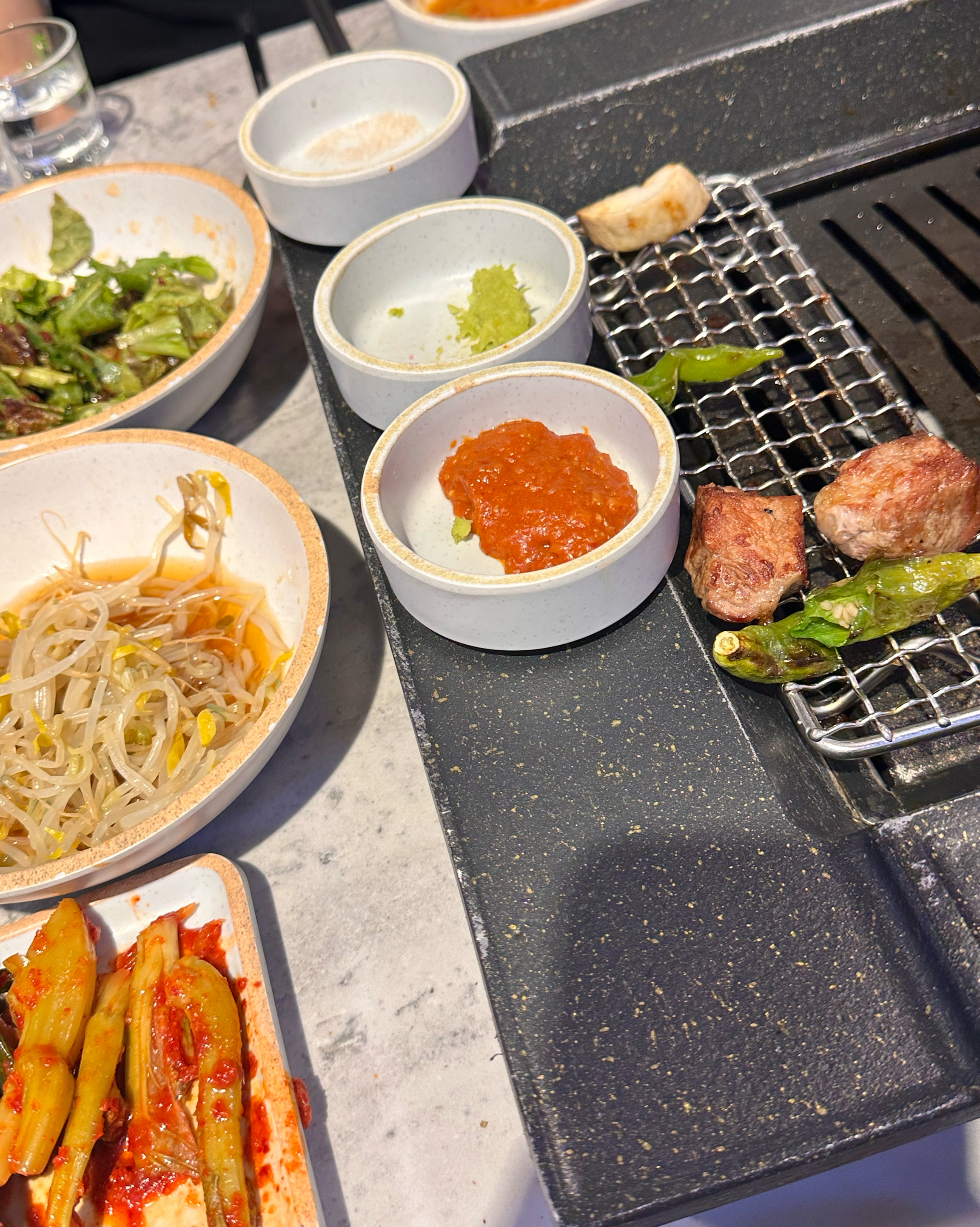 먹느라 깜박하고 사진을 늦게 찍엇지만 고기도 잘 구워주시고 엄청 친절하세요:) - 용인 맛집 목돈72 용인기흥구청점