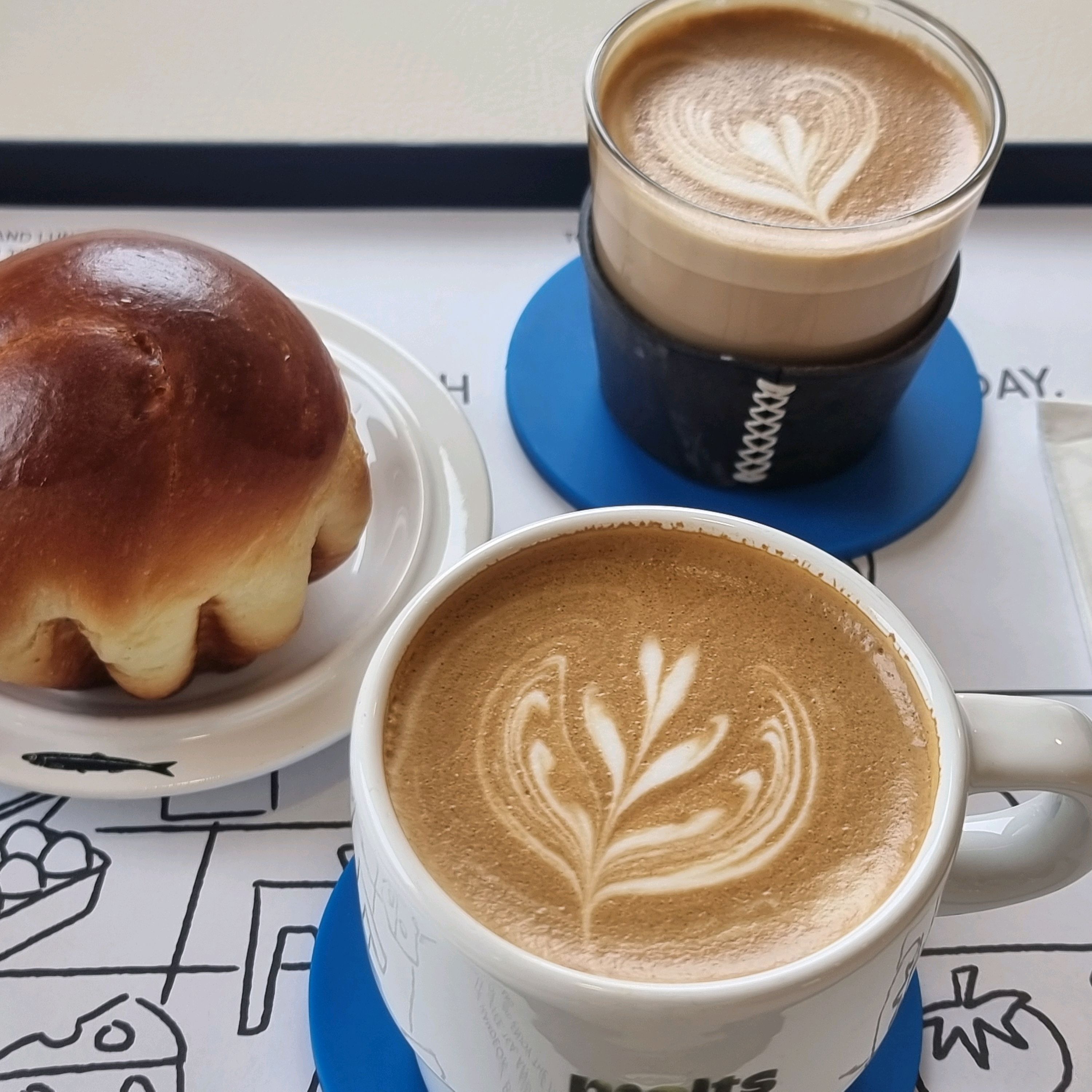 커피가 맛있고 인테리어가 심플하면서도 편한 좌석이   좋았어요. 제주여행 첫날 카페인 충전