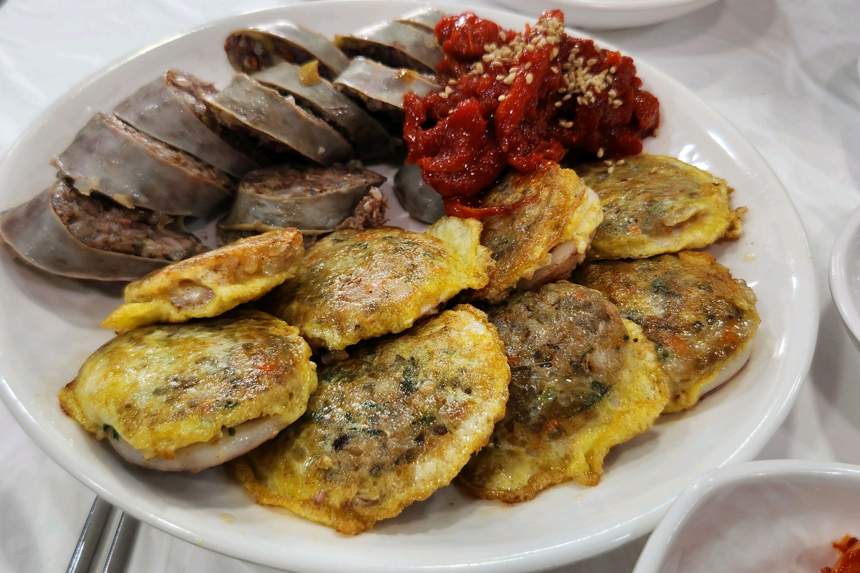 뭉치(검은고양이)가 있는 이바이 마을 맛집입니다. - 아바이마을 맛집 아바이마을고원