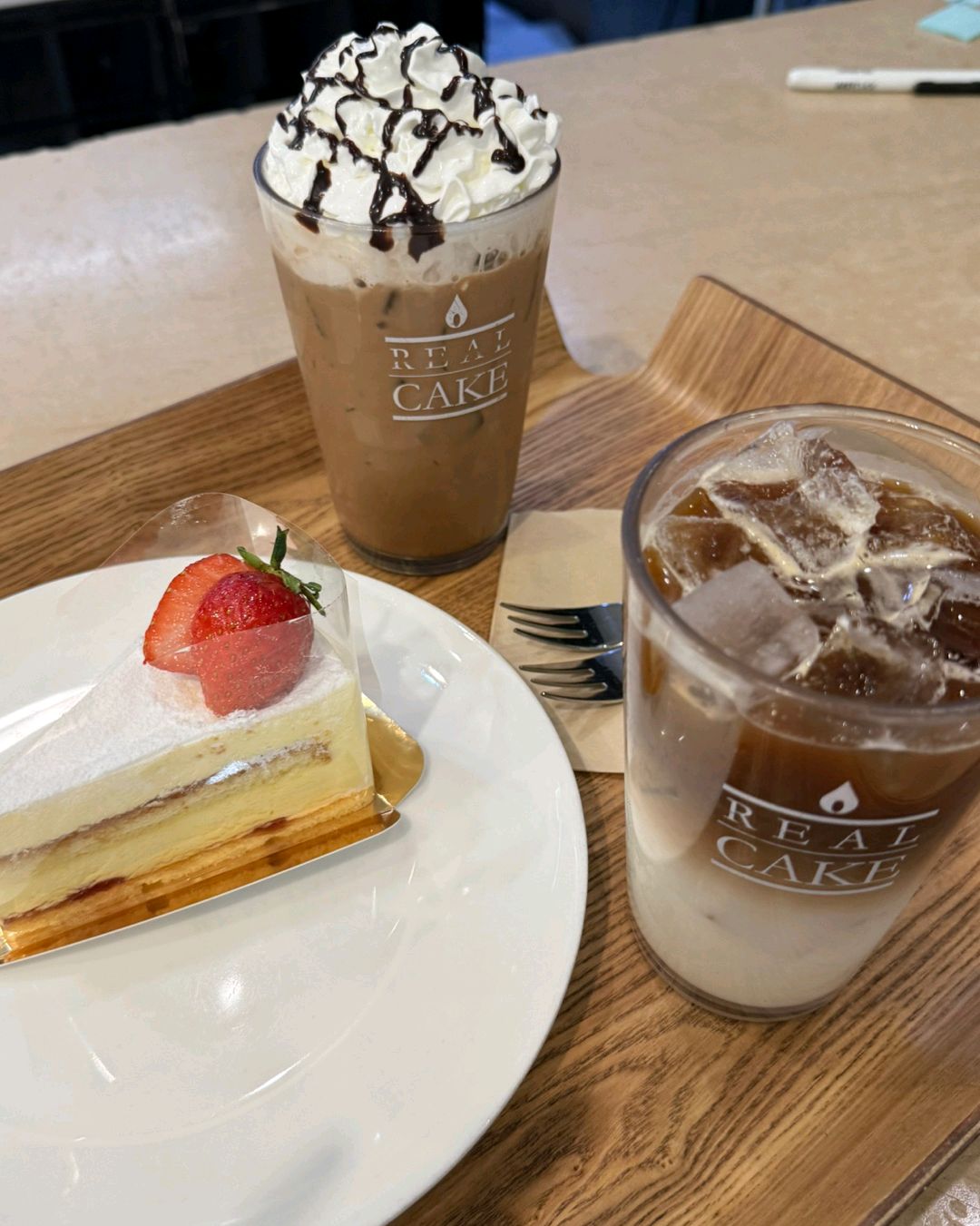딸기 티라미수 신메뉴가 줄지어 나오는데 하나같이 정말 다 맛있네요. 항상 올때마다 직원분들
