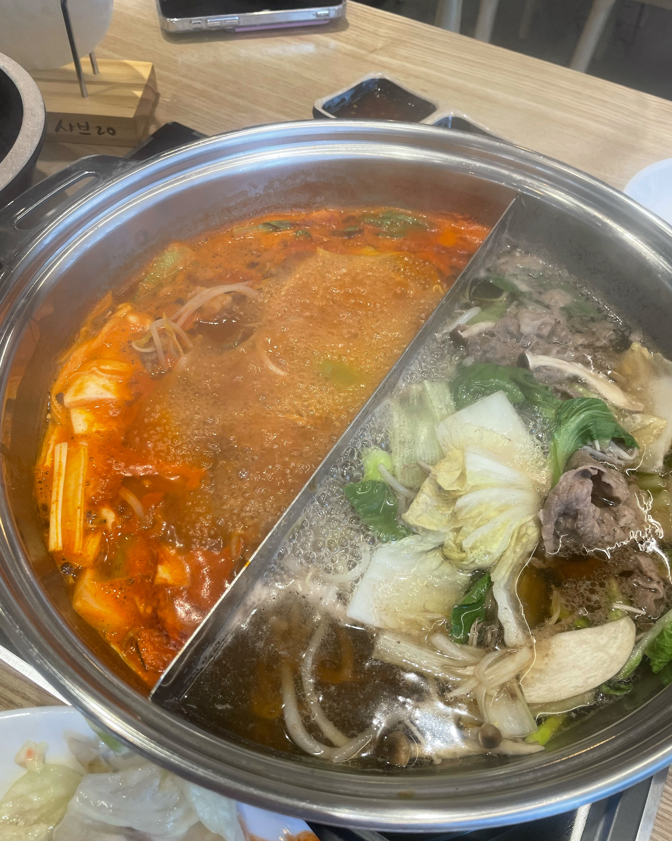 음식이 맛있고 사이드메뉴도 넘맛있고 특히 떡볶이 신전 맛나고 맛있어요 배부르게 먹었어요~!