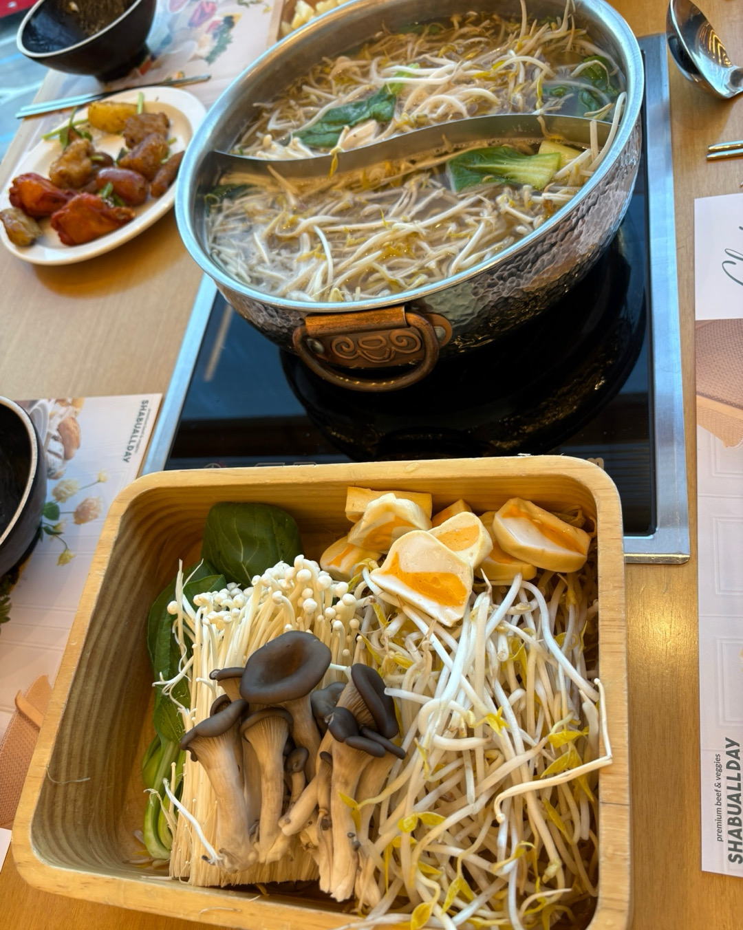 신선한 채소와 다양한 버섯, 부드러운 고기를 진한 육수에 살짝 익혀 먹는 샤부샤부의 매력에