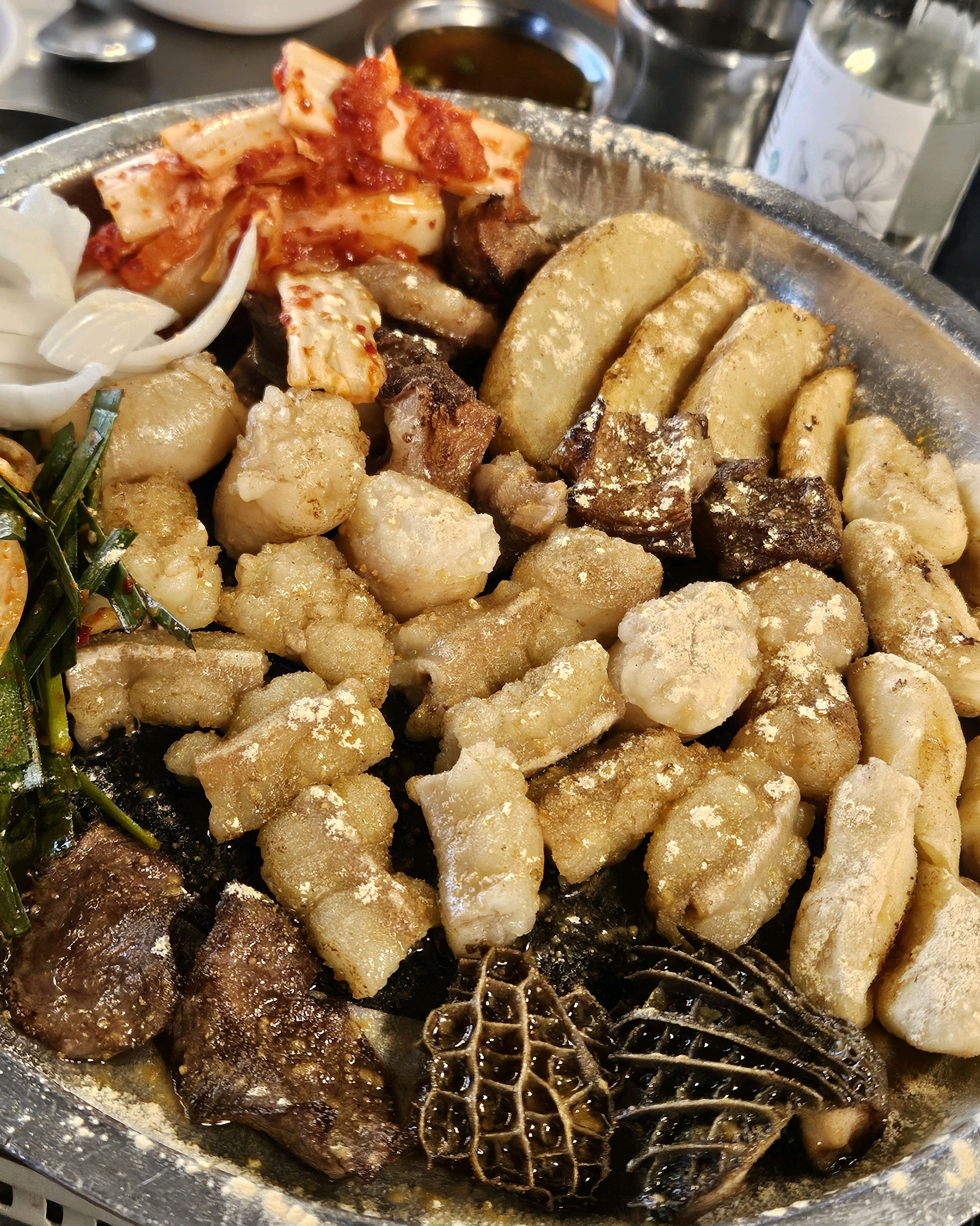 야장 분위기로 먹었고, 친절하셔서 편하게 잘 먹고 갑니다. 천호에 소곱창집이 없는데 신사소