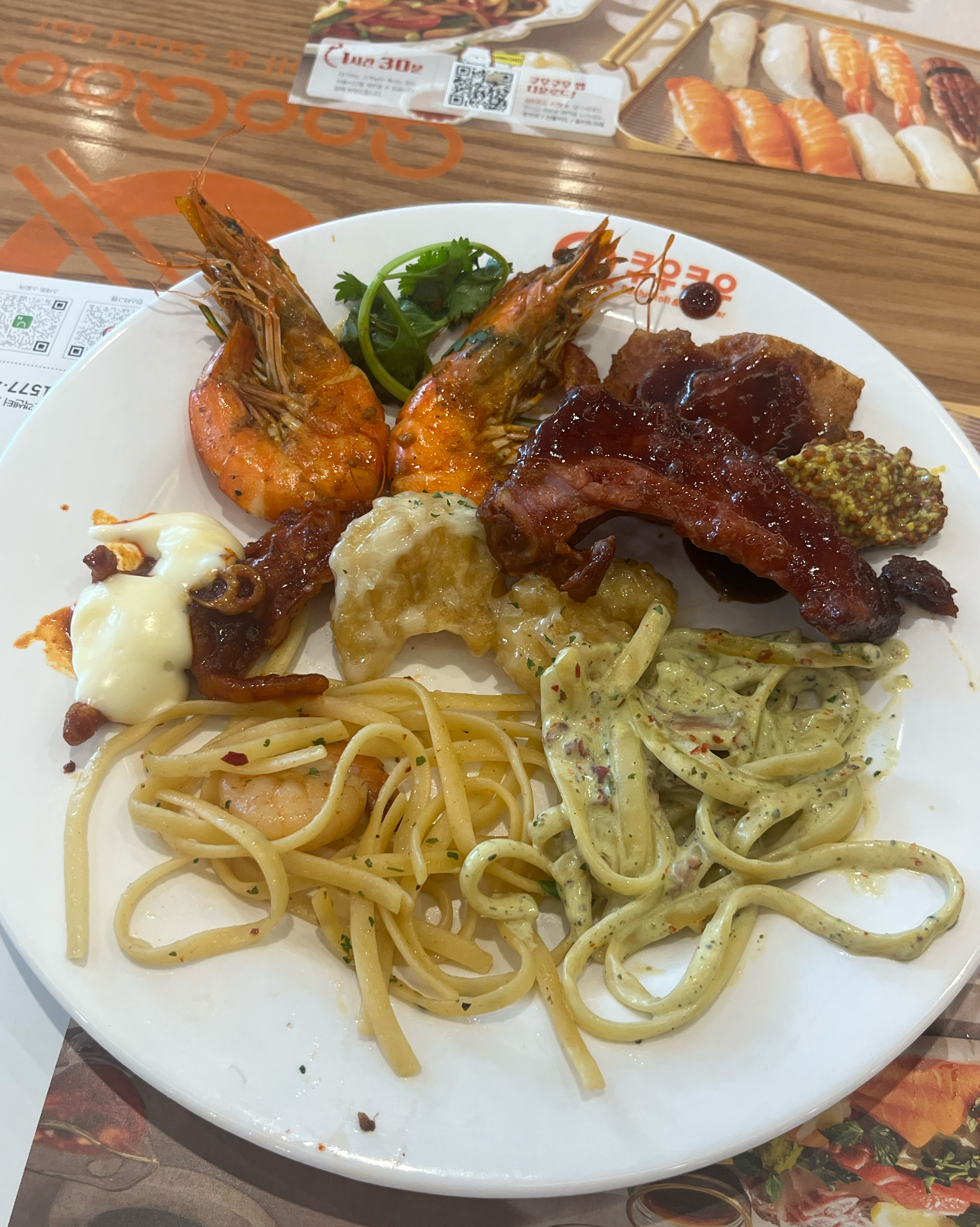 종류 진짜 많고 메뉴가 알차네요! 마라새우 크림새우 파스타 맛있어요! 초밥도 맛있구 또 가