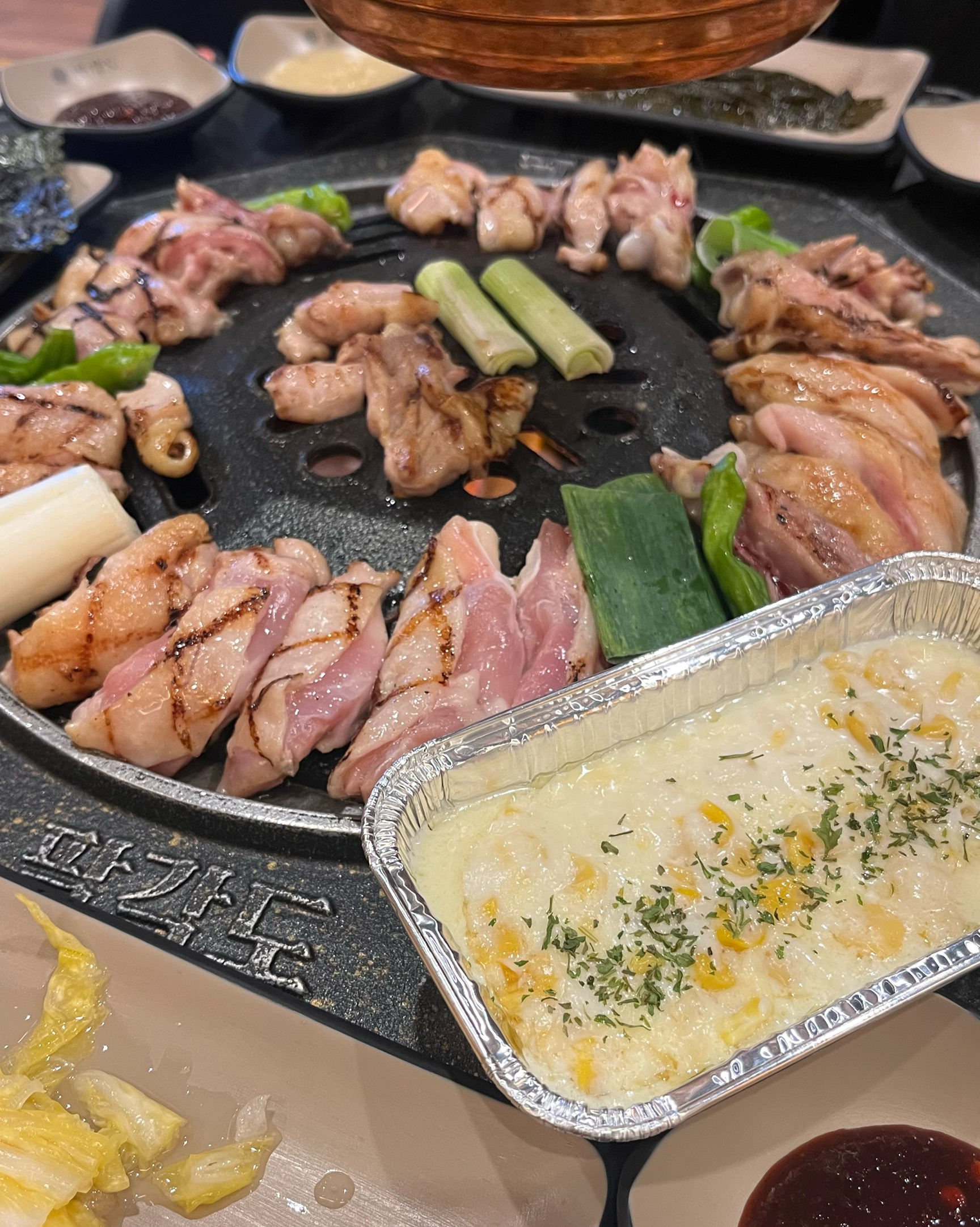 처음 방문했는데 닭갈비 너무 맛있어요! 반찬도 다양하게 나와서 너무 좋고 매장도 청결해서