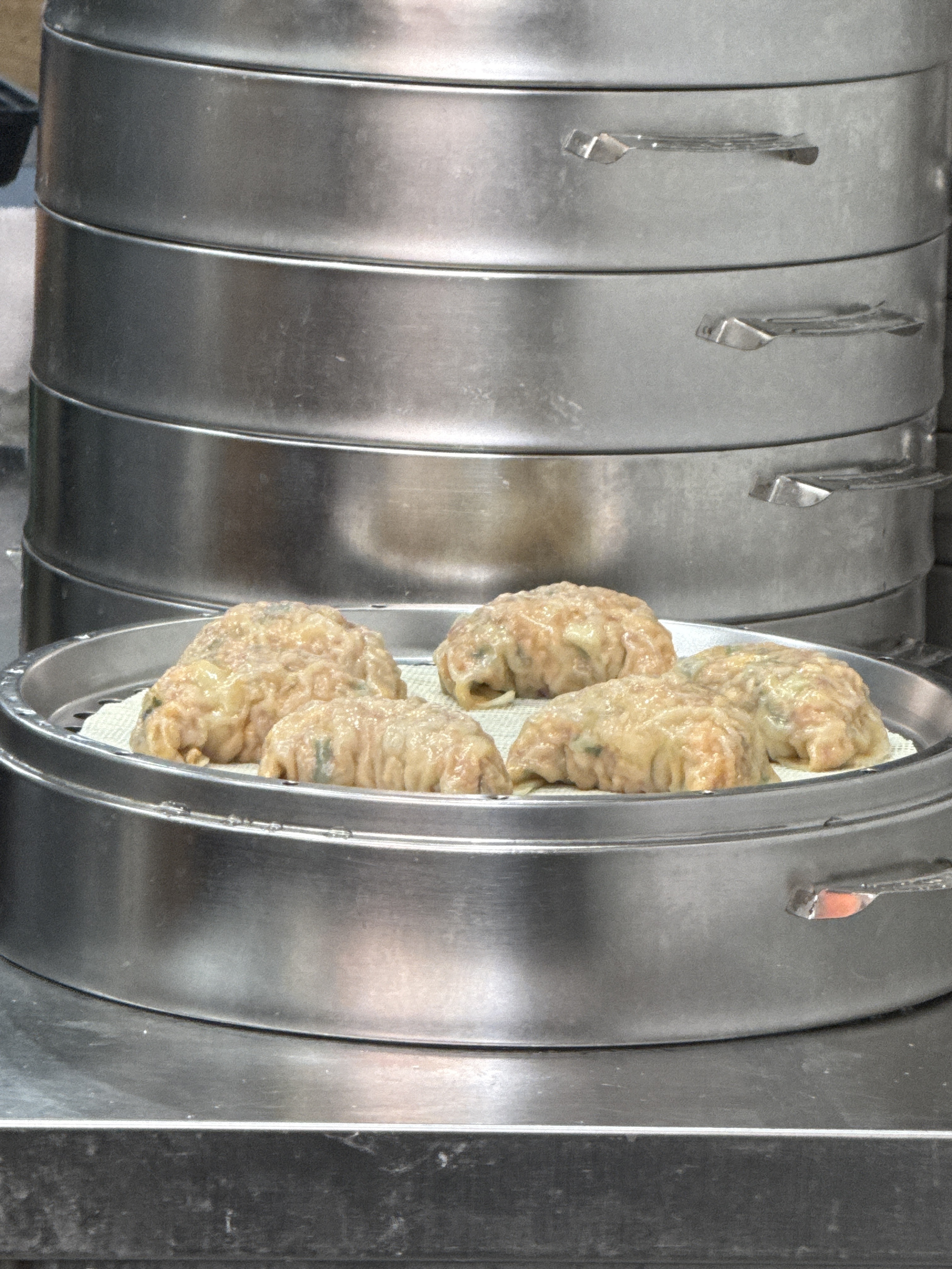 친구랑 같이 먹어보고 맛있어서 또 먹으러 왔어요! 오늘은 군만구도... 여기 진짜 피 얇아