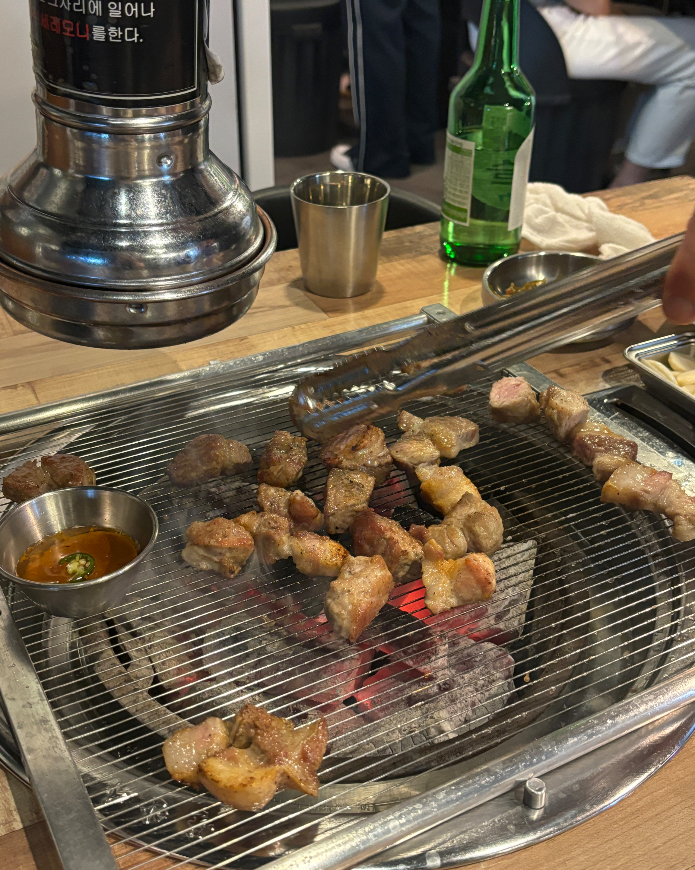 목살스테이크 부드럽고 너무 맛있어요~!! 반찬도 맛있도 고기도 맛있고 위치도 좋고 너무 좋