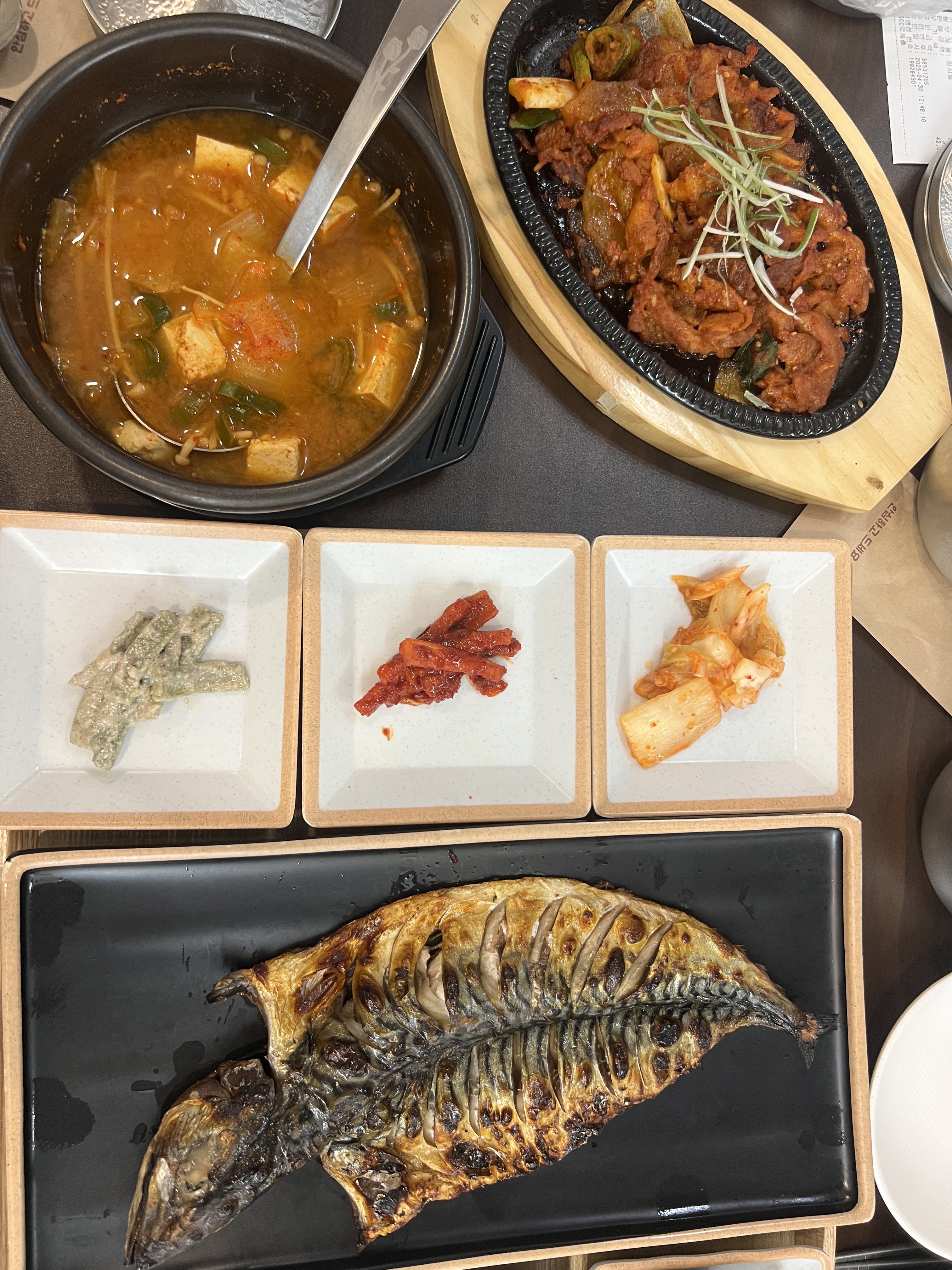 처음왔는데 반찬도 깔끔하고 생선도 큼직하고 너무 맛있게 잘 먹었어요~~ 손님이 끊임없이 들