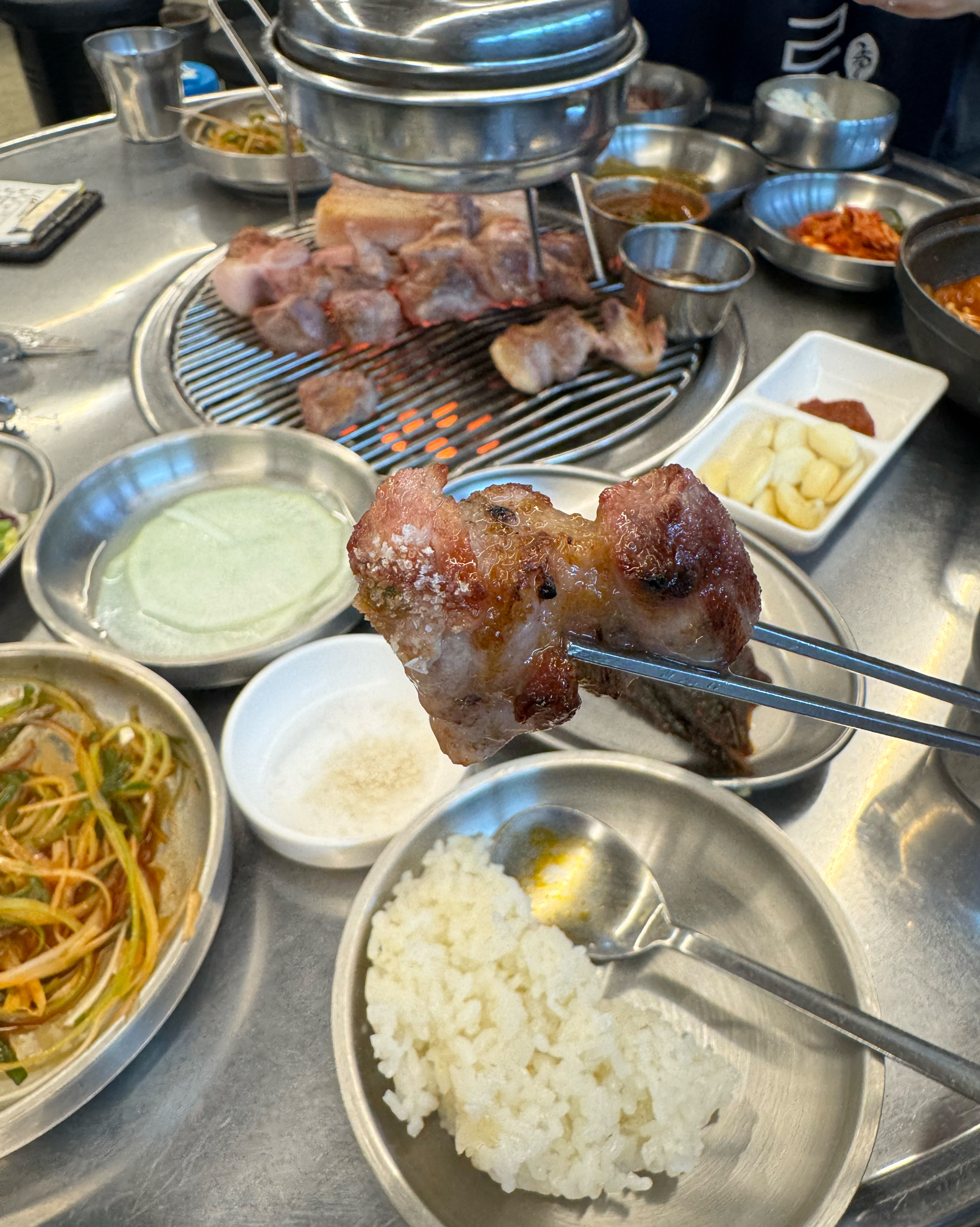 고기도 직접 구워주시고 흑돼지를 서울에서 먹을 수 있구 좋아요 - 천호동 맛집 돈사돈 강동직영점