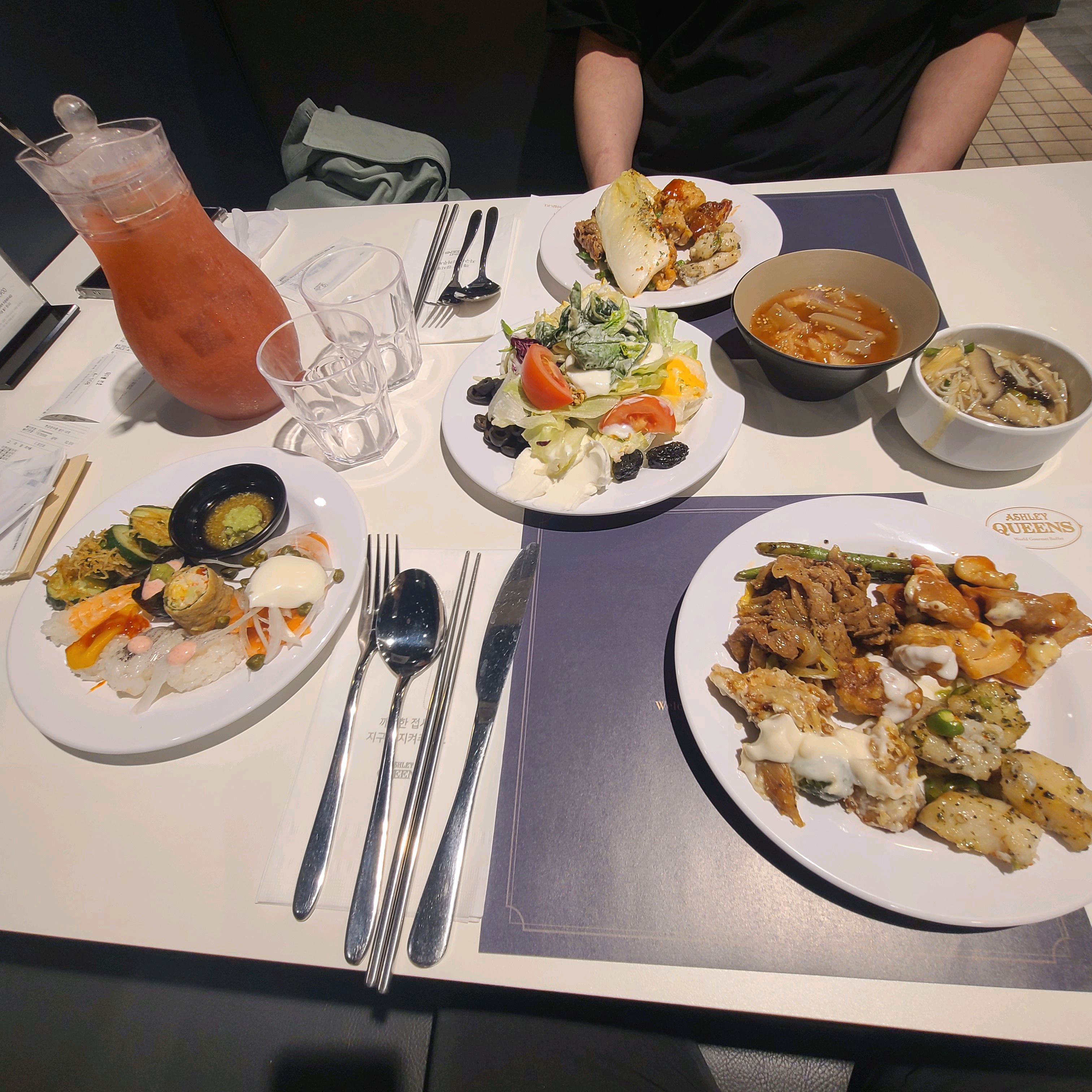 얼갈이 백숙은 담백하게 구수해서 좋았고 마라치킨스튜는 얼큰하니 밥 말아서 먹으면 더 맛 좋