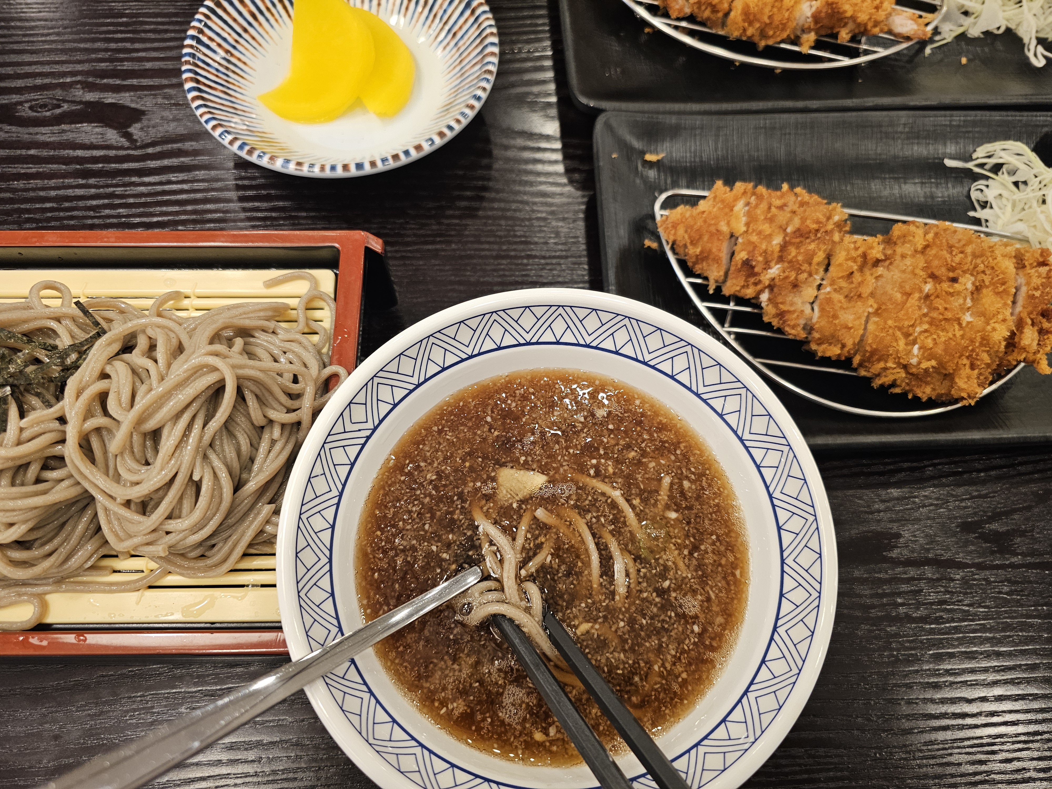 따뜻한 날씨에 소바 땡겨서 왔는데 매장도넓고 - 여의도역 맛집 삼동소바 여의도점