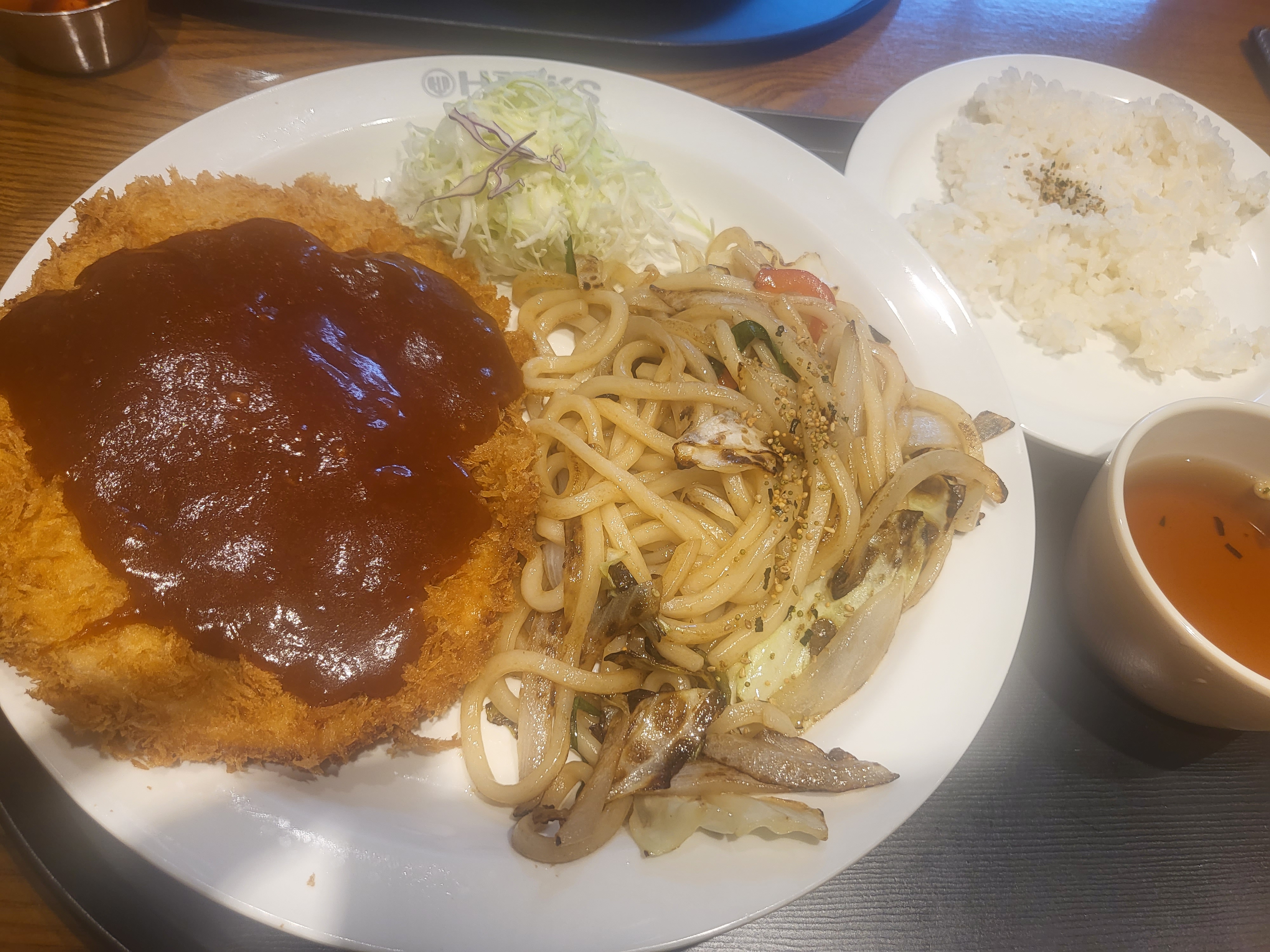 유명하다고해서 서울숲가기전에 왔어요 - 성수 맛집 홍익돈까스 성수직영점