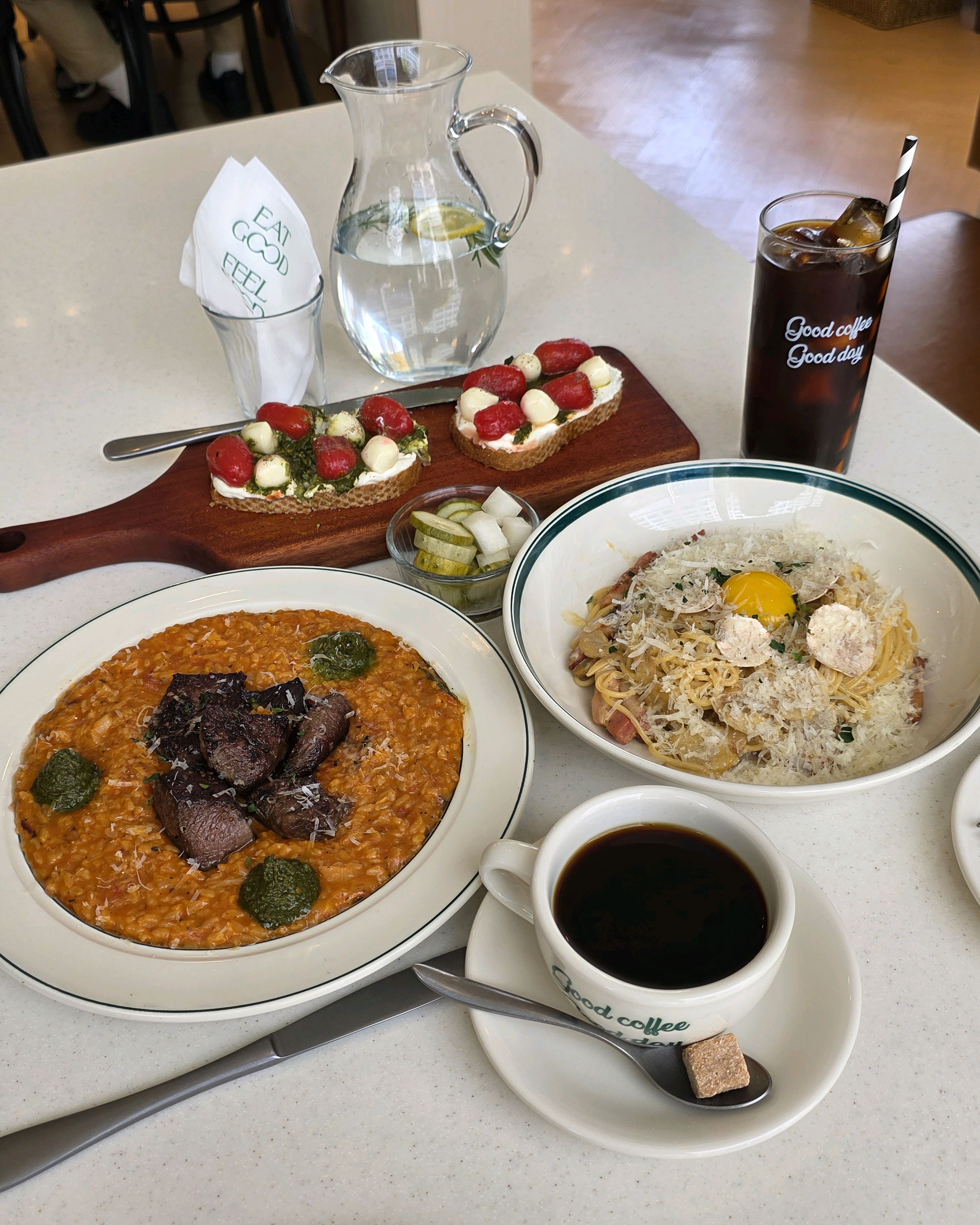 가성비 좋은데 음식이 진짜 맛있어요. 바질토마토치즈브루스케타, 까르보나라, 스테이크토마토리