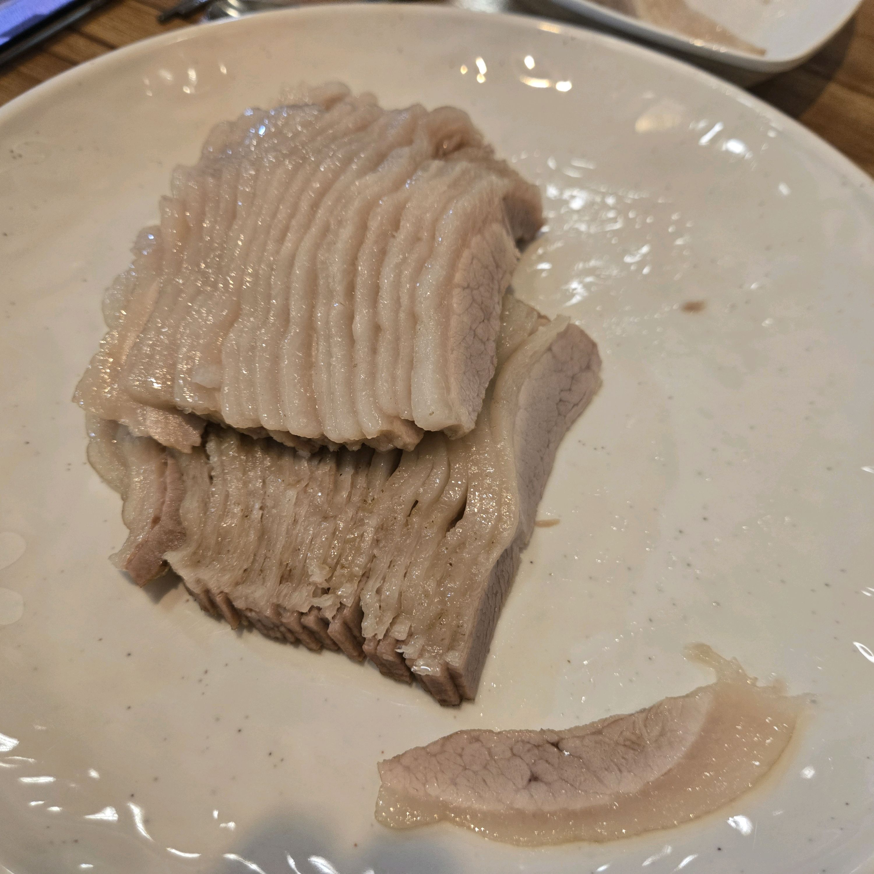 진심으로 맛있어요, 가브리살보쌈인데 쫀독쫀독 다른보쌈보다 훨씬 맛있네요. 그리고 칼국수나