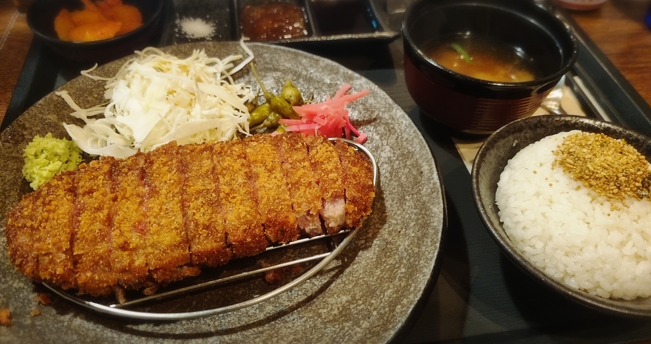 친구랑 같이 먹으러 왔어요!! 우선 규카츠를 먹을 수 있다는 점에서 이 가게를 고르게 되었