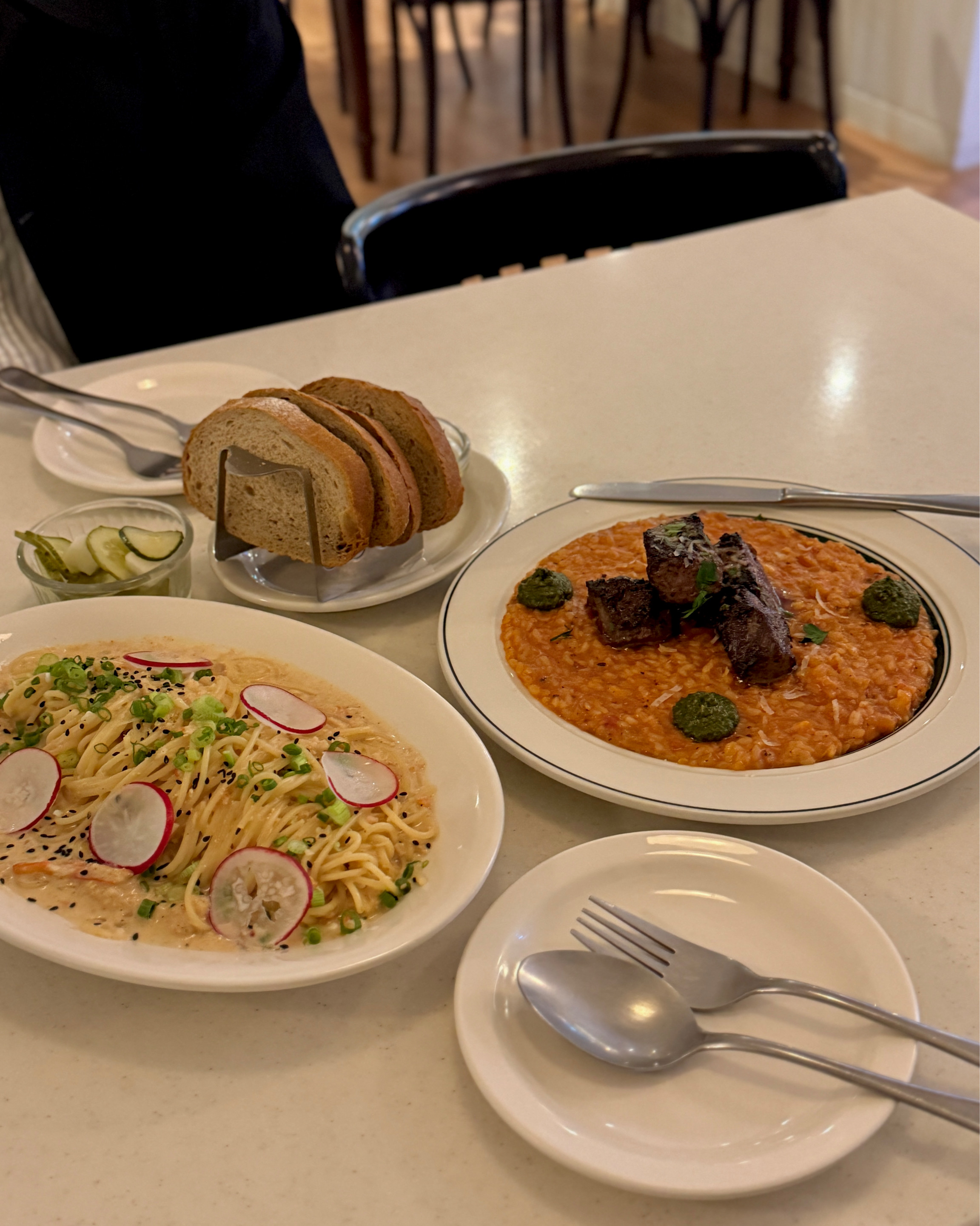 명란크림 파스타랑 스테이크 토마토리조또 주문했는데 무난하게 맛있어요! - 범계 맛집 포크너 범계점
