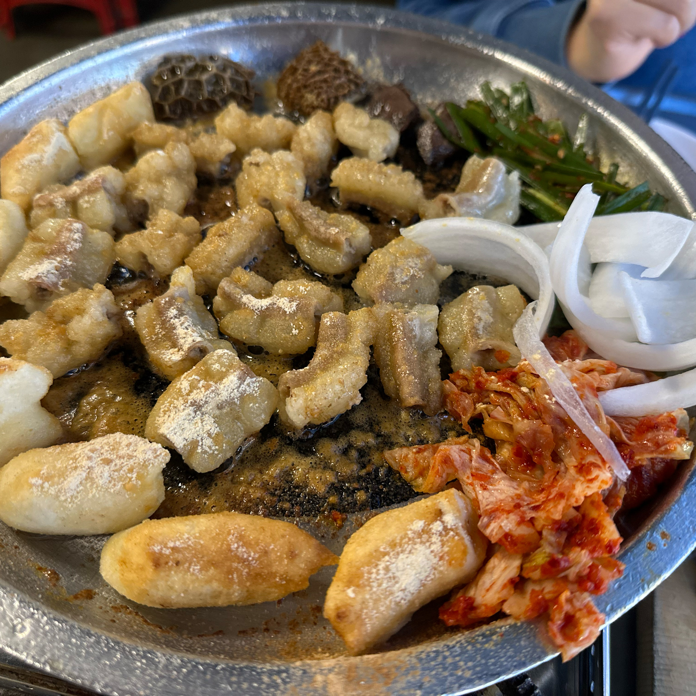양은 쪼오금 섭섭하지만 맛있어요! 대파랑 부추 구워서 같이 먹으니 더 맛있네요 - 천호동 맛집 신사소곱창 천호점
