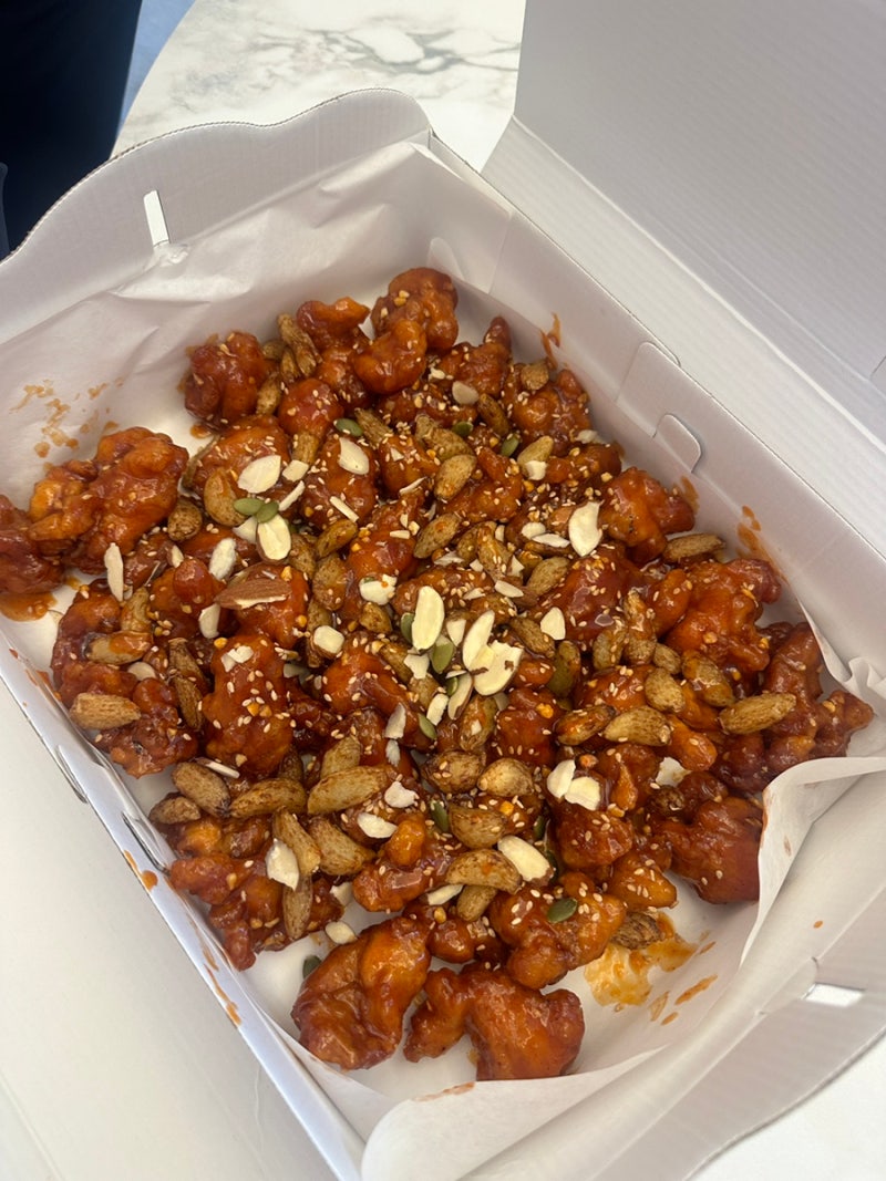 마늘 닭강정, 더덕 닭강정, 새우강정 등 다양한 메뉴가 있어요. 보통맛, 매운맛 선택 가능