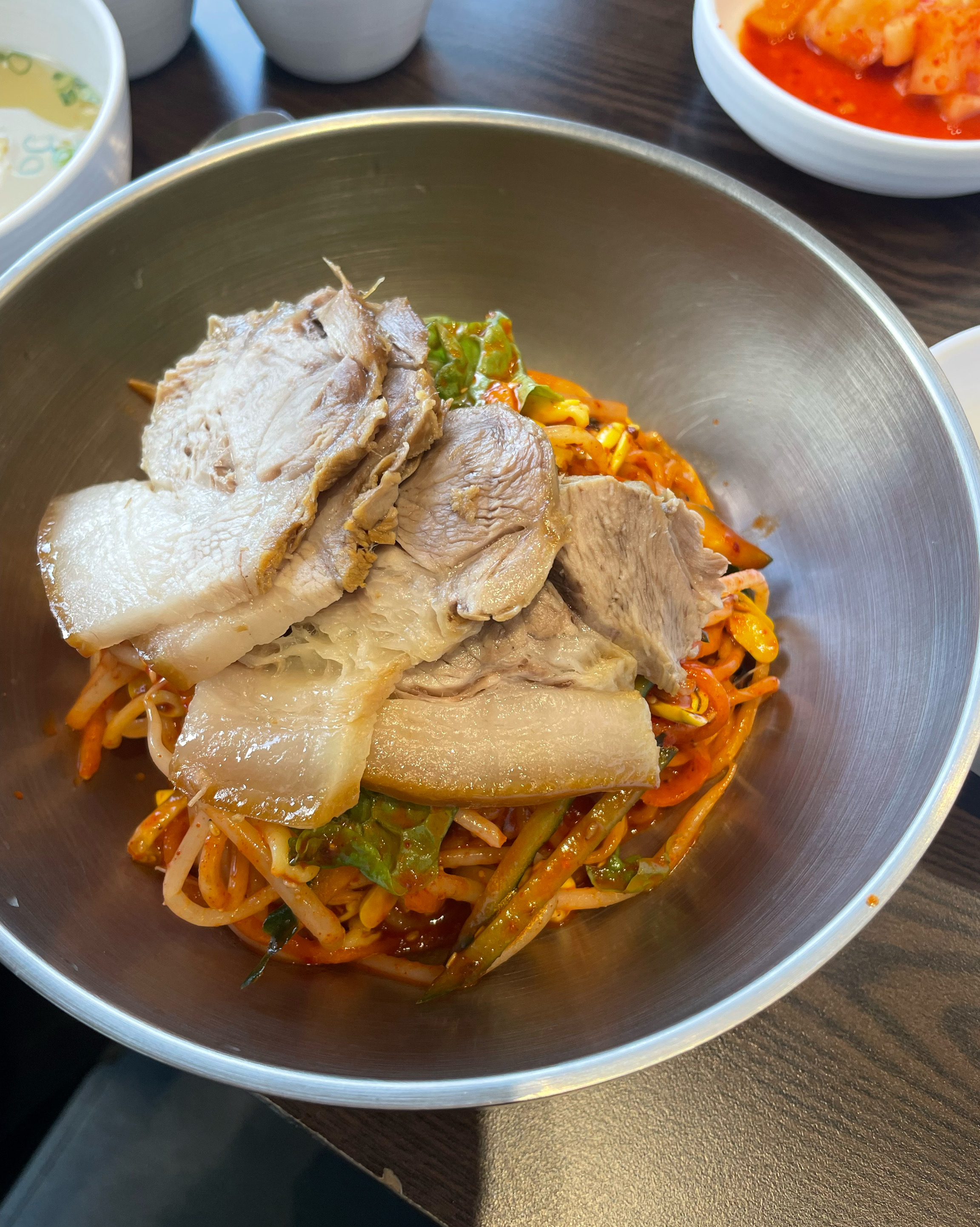 고기가 부드럽고 맛있어요 - 제주 맛집 자매국수