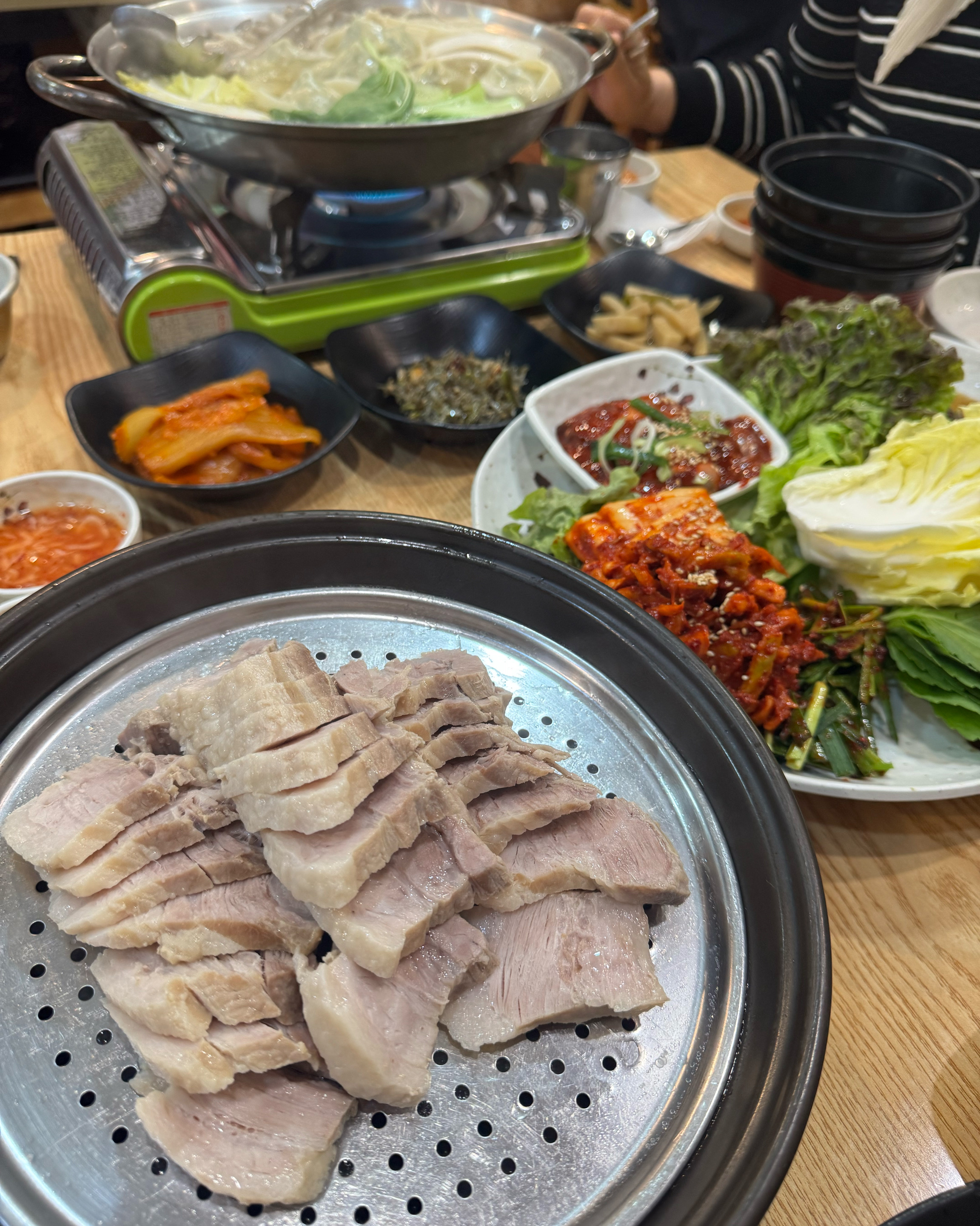 고기를 싫어하시는 아빠도 엄지척 했던 보쌈은 너무 부드럽고 잡내가 하나도 없어요. 같이 나