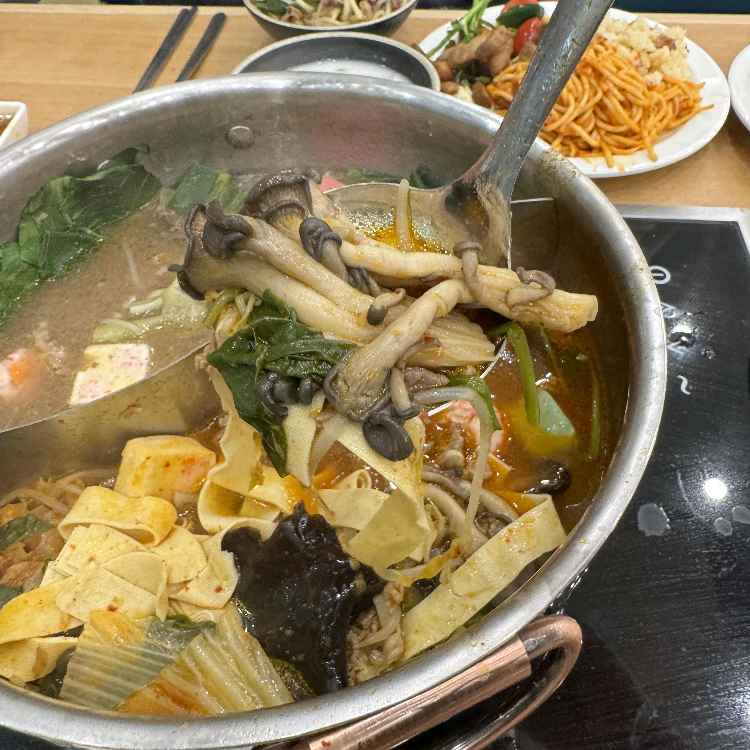 프리미엄 소고기로 샤브샤브를 무제한으로 즐길 수 있어서 너무 좋았어요~ 샐러드바도 깔끔하고
