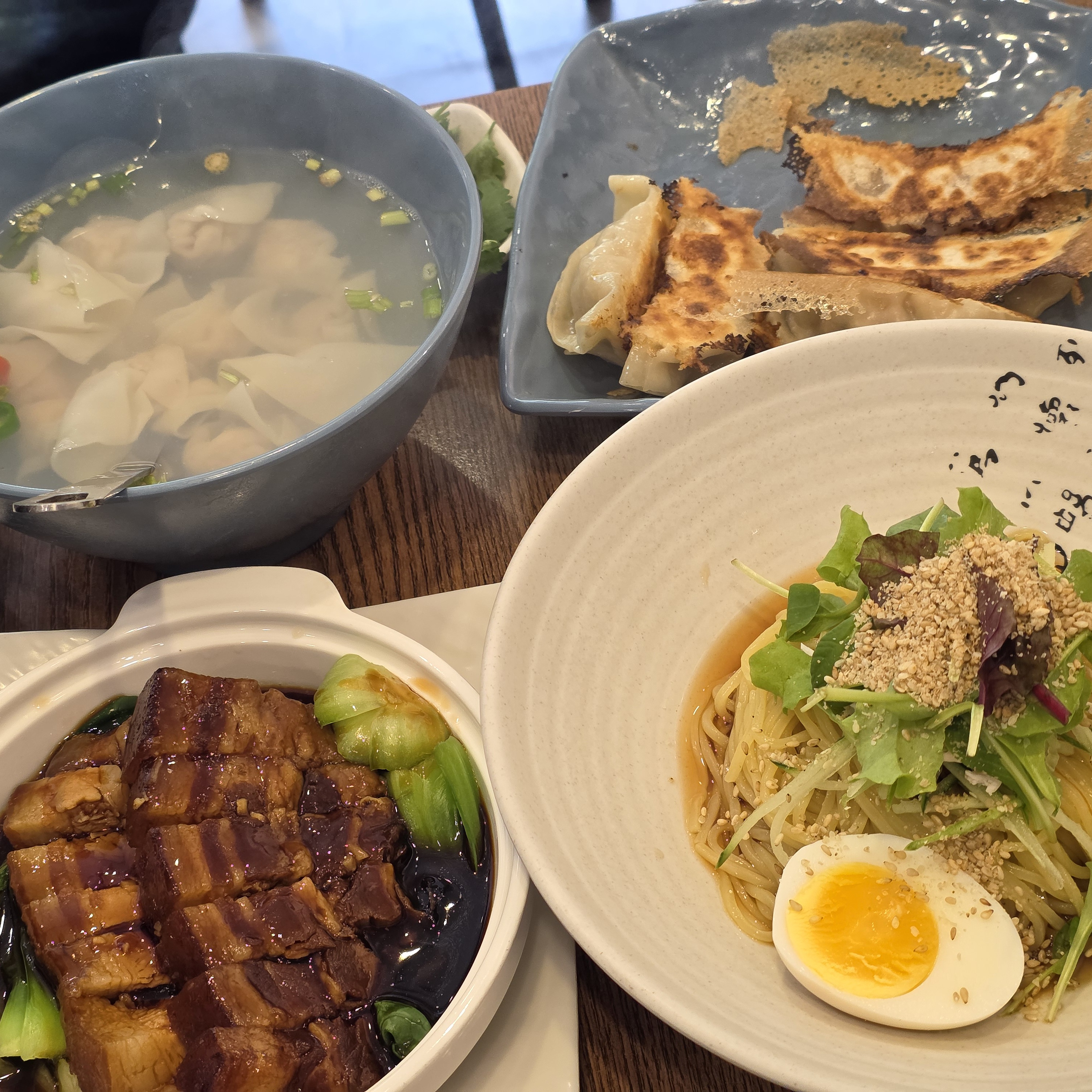양이 많지는 않은 거 같아서 메뉴 4개 다 먹어봤어요 - 망원동 맛집 만두란
