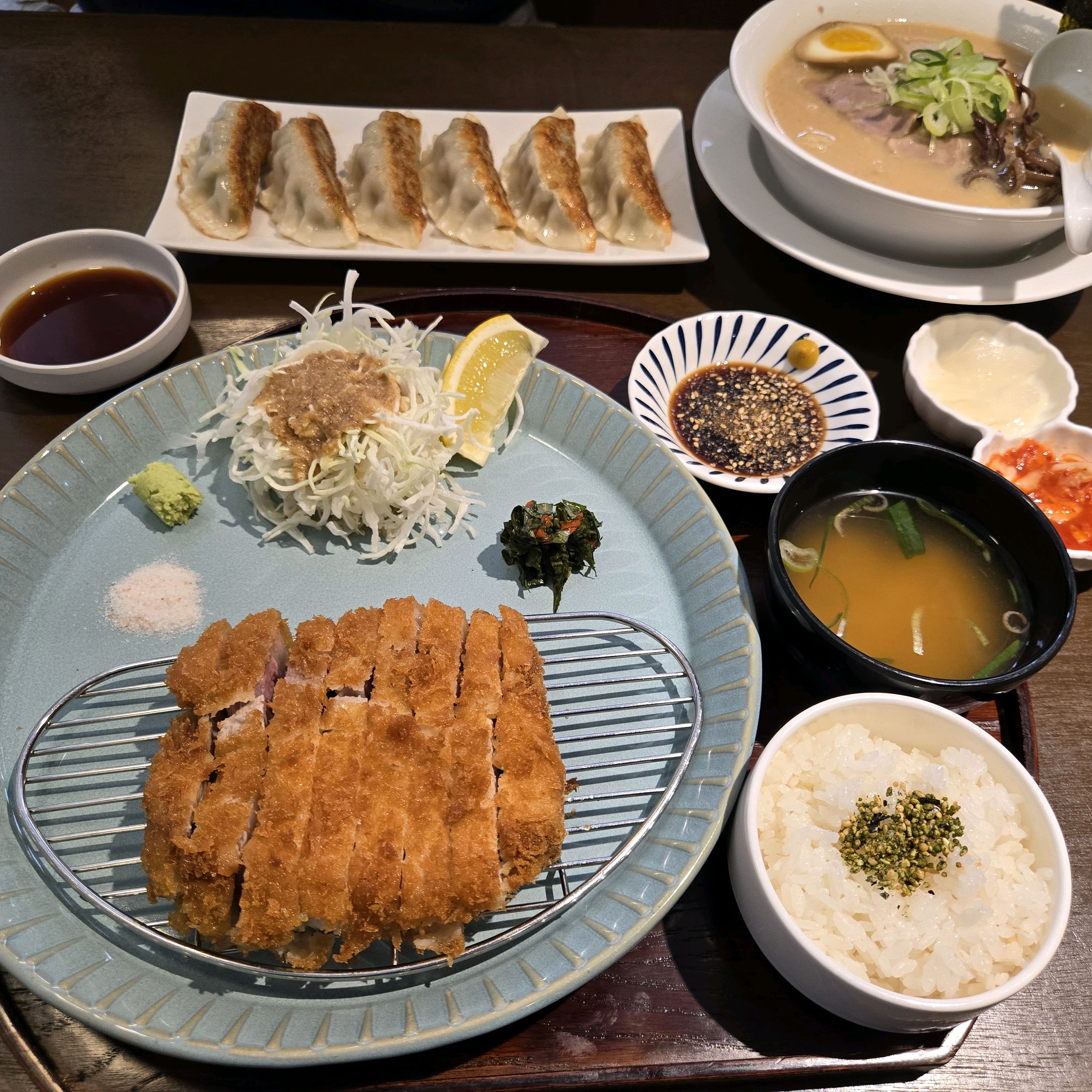 돈까츠겉바속촉의정석이네요!!매장도일본느낌나고깔끔해요😊라멘도국물이진하고맛있어요~맛있어서한번만