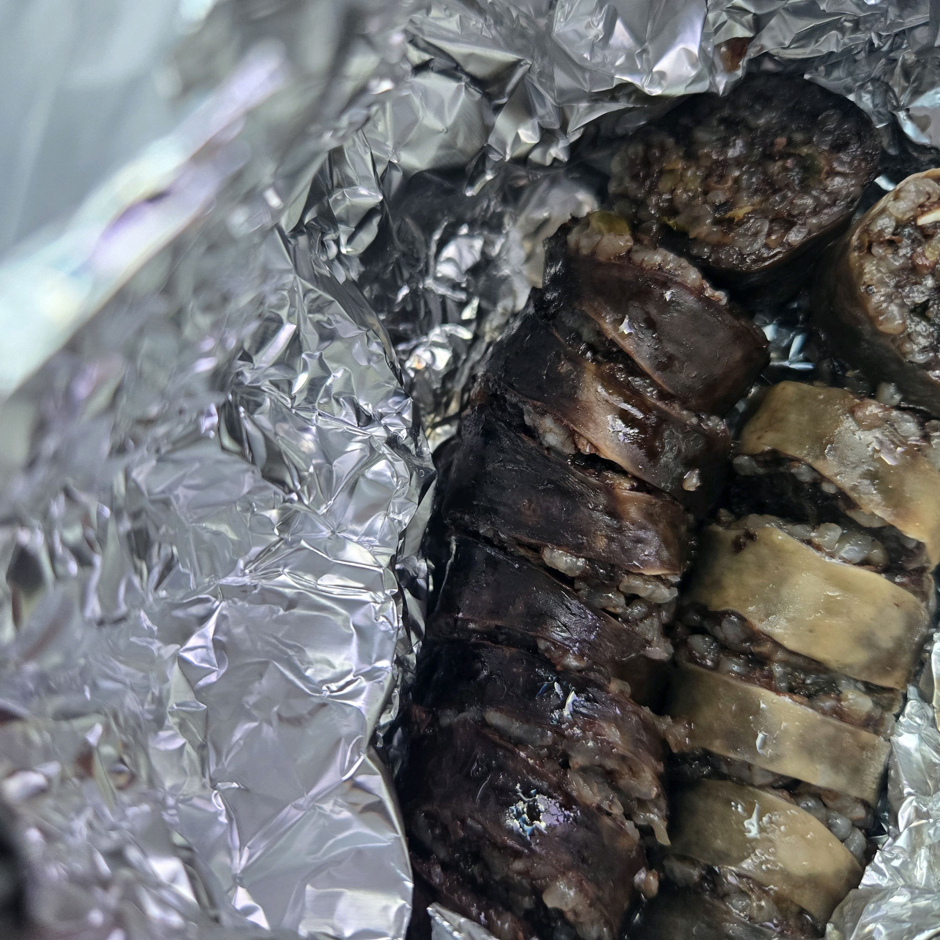 건강검진받고  샵 들어가는중 신랑이 국수좋아해서 먹기싫지만  저를 위해  아침부터 고생해주